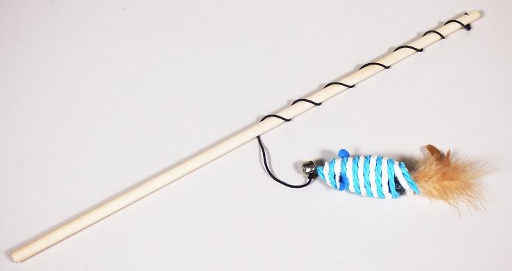 Ware aus Garnen, sog. Katzenangel, Art.Nr. 335516, Foto siehe Anlage,
- aus einem ca. 40 cm langen, angelähnlichen Stab aus augenscheinlich Holz, am oberen Ende mit
  einer ca. 36 cm langen elastischen Kordel aus dünnen Fäden aus Kautschuk mit einem Durchmesser
  von weniger als 5 mm (Kautschukfaden der Position 4007), die vollständig mit Garnen aus
  synthetischen Spinnstoffen (laut Antrag Nylon) umflochten (= überzogen) sind (Meterware der Position
  5604); mit einer an der Kordel angeknoteten "Maus" aus einem ovalen Korpus mit einer Länge von
  ca. 6 cm aus augenscheinlich Kunststoff, der mit zwei unterschiedlich gefärbten, gefalteten und
  gedrehten Papiergarnen der Position 5308 (damit keine Ware aus Papier der Position 4823 und keine
  Ware aus Flechtstoffen des Kapitels 46) umwickelt ist; zusätzlich mit einer Schelle aus augenscheinlich
  unedlem Metall, zwei "Ohren" aus augenscheinlich Vliesstoff sowie einem "Schwanz" aus drei
  ca. 5,5 cm langen Federn ausgestattet,
- durch Zusammenfügen konfektioniert,
- aufgrund der Beschaffenheit erkennbar für Tiere bestimmt, somit keine Ware der Position 9503,  
- insbesondere im Hinblick auf den Umfang und das äußere Erscheinungsbild bestimmen die Papier-
  garne den wesentlichen Charakter der Ware. 

"Ware aus Garnen, anderweit weder genannt noch inbegriffen"
