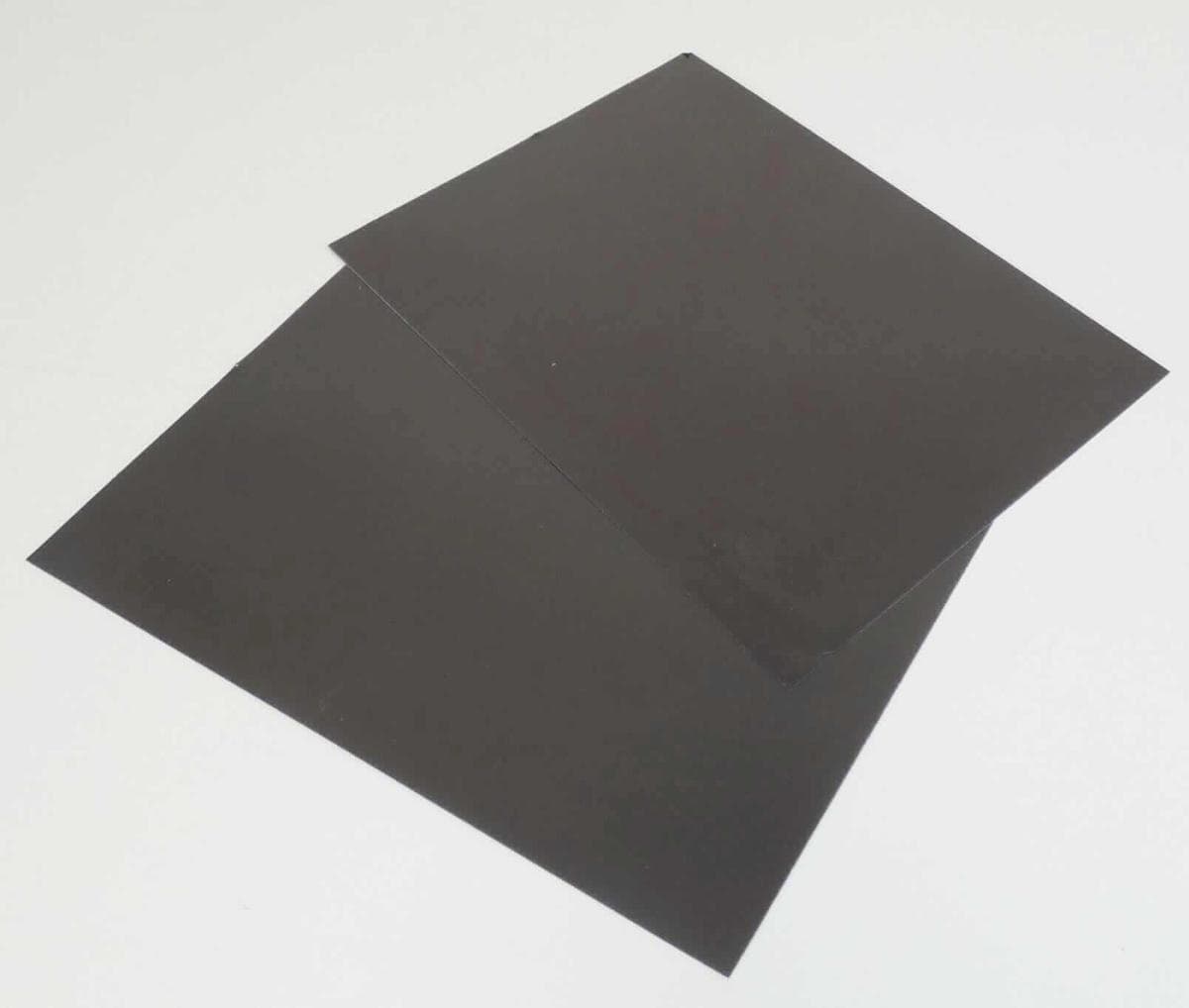 Magnet-Papier (Abbildung siehe Anlage),
- im DIN A5-Format zugeschnittenes Erzeugnis, zusammengesetzt aus bedruckbarem
  Papier auf der einen Seite und elastischem Dauermagnetmaterial aus agglomeriertem
  Ferrit auf der anderen Seite,
- zwei davon in einer üblichen, nicht für den dauernden Gebrauch bestimmten Ver-
  packung,
- zum Einsatz in verschiedenen Bereichen (z.B. Fotodruck, Basteln, Bemalen etc.).
Ein charakterbestimmender Bestandteil ist nicht ermittelbar.

"Dauermagnet (zusammengesetzte Ware aus Papier und Dauermagnetmaterial ohne
 charakterbestimmendem Bestandteil, in einer üblichen, nicht für den dauernden Ge-
 brauch bestimmten Verpackung), aus agglomeriertem Ferrit"