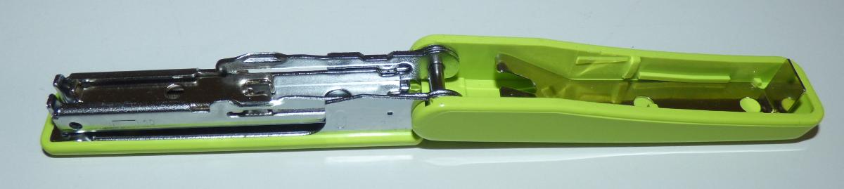 Sog. Mini-Hefter, Art. 741286, in Form einer zusammengesetzten Ware, im Wesentlichen
aus neongrünem Kunststoff und verchromtem Metall bestehend,
mit einer Grundplatte und federnd gelagertem Druckbügel,
mit integriertem Klammer-Magazin (hier ohne Heftklammern).
Die Ware verfügt auf der Scharnierseite, über einen Klammerlöser, in Form eines Metallbügels.
Der Mini-Hefter stellt dabei den charakterbestimmenden Bestandteil der zusammengesetzten Ware dar.
Die Ware (ca. 90 x 37 x 20 mm) ist zum Aufstellen auf eine Tischplatte und zum
manuellen Zusammenfügen von Schriftstücken mittels Metall-Heftklammern bestimmt.
Die Ware ist in einer bedruckten Pappverpackung für den Einzelverkauf aufgemacht.

Das Erzeugnis ist als "Büromaschine, weder in den Positionen 8470 und 8471, den
Unterpositionen (KN) 8472 1000 bis 8472 9010, noch in einer anderen Position der
Nomenklatur genauer erfasst" eingereiht.

Anlage: 1 Abbildung