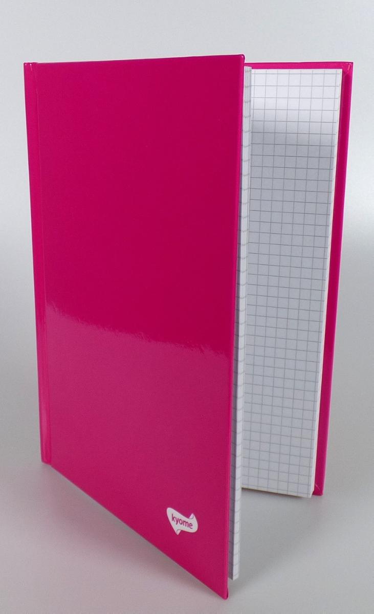 Sogenanntes Boutiquebuch, Kyome - Art. 741569

Es handelt sich um ein gebundenes Notizbuch aus Papier Format DIN A5, Umfang 96 Blatt) mit einem Einband aus Pappe, der mit pink bedrucktem und mit einer klarsichtigen Kunststofffolie überzogenem Papier beklebt ist. Der Vorderdeckel des Einbands ist mit einem Firmenlogo und der hintere Deckel ist mit einem Etikett versehen. Die Blätter sind beidseitig vollständig kariert bedruckt, z. B. zum handschriftlichen Eintragen von persönlichen Ereignissen oder Notizen. An der oberen und unteren Kante des Buchrückens ist das Erzeugnis jeweils mit einem rot-weißen Kapitalband aus Spinnstoffen versehen.

Abbildung siehe Anlage.

Derartige Waren gehören als "Notizbücher, ohne Kalendarium, aus Papier oder Pappe" zur Codenummer 4820 10 30 00 0 des Zolltarifs.