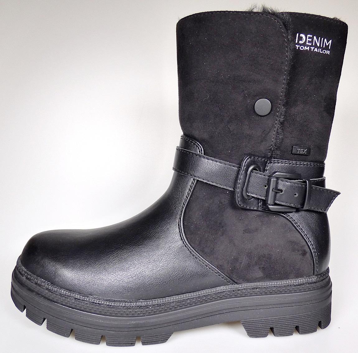 Stiefel, sog. Schuhe, 4290560018 / Stiefel / Tom Tailor, Größe 37, Foto siehe Anlage,
- mit Laufsohlen aus laut Antrag Kunststoff,
- mit Oberteil aus Kunststoff (Spinnstoff mit einer mit bloßem Auge wahrnehmbaren Außenschicht
  aus Kunststoff; den größten Teil der Außenfläche bildend) und Spinnstoff,
- an der Innenseite mit einem Reißverschluss, zusätzlich an der Außenseite mit einem Druckknopf-
  verschluss,
- über dem Spann mit einem durch eine angenähte Lasche gezogenen Zierriemen mit Schnallen-
  verschluss,
- seitlich sowie am oberen Rand des Schafts mit einem Firmenlogo versehen,
- gefüttert,
- den Knöchel bedeckend,
- ohne Metallschutz in der Vorderkappe.

"Schuhe, andere als in der Position 6401 genannte, mit Laufsohlen und Oberteil aus Kunststoff, andere
 als in den Unterpositionen (KN) 6402 1210 bis 6402 2000 genannte, den Knöchel bedeckend, andere
 als in der Unterposition (KN) 6402 9110 genannte"
