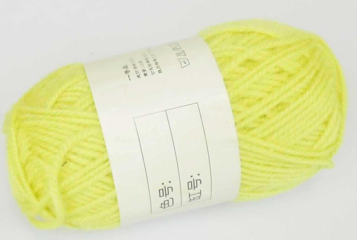 Garn, sog. Strickgarn (Alina), Foto siehe Anlage,
- als Meterware im Knäuel, laut Antrag mit einer Länge von 150 m,
- mit einer bedruckten Papierbanderole umhüllt, 
- laut Untersuchungsergebnis:
-- gefärbtes Garn,
-- gezwirnt, mit einer S-Drehung als letzte Drehung, somit kein Nähgarn,
-- aus synthetischen Spinnfasern (laut Antrag Polyester),
-- mit einem Titer von ca. 3333 dtex, somit kein Bindfaden der Position 5607,
-- laut Antrag mit einem Gewicht von 50 g, somit in Aufmachung für den Einzelverkauf. 

"Garne aus synthetischen Spinnfasern, kein Nähgarn, in Aufmachungen für den Einzelverkauf, mit einem Anteil
 an synthetischen Spinnfasern von mehr als 85 GHT"