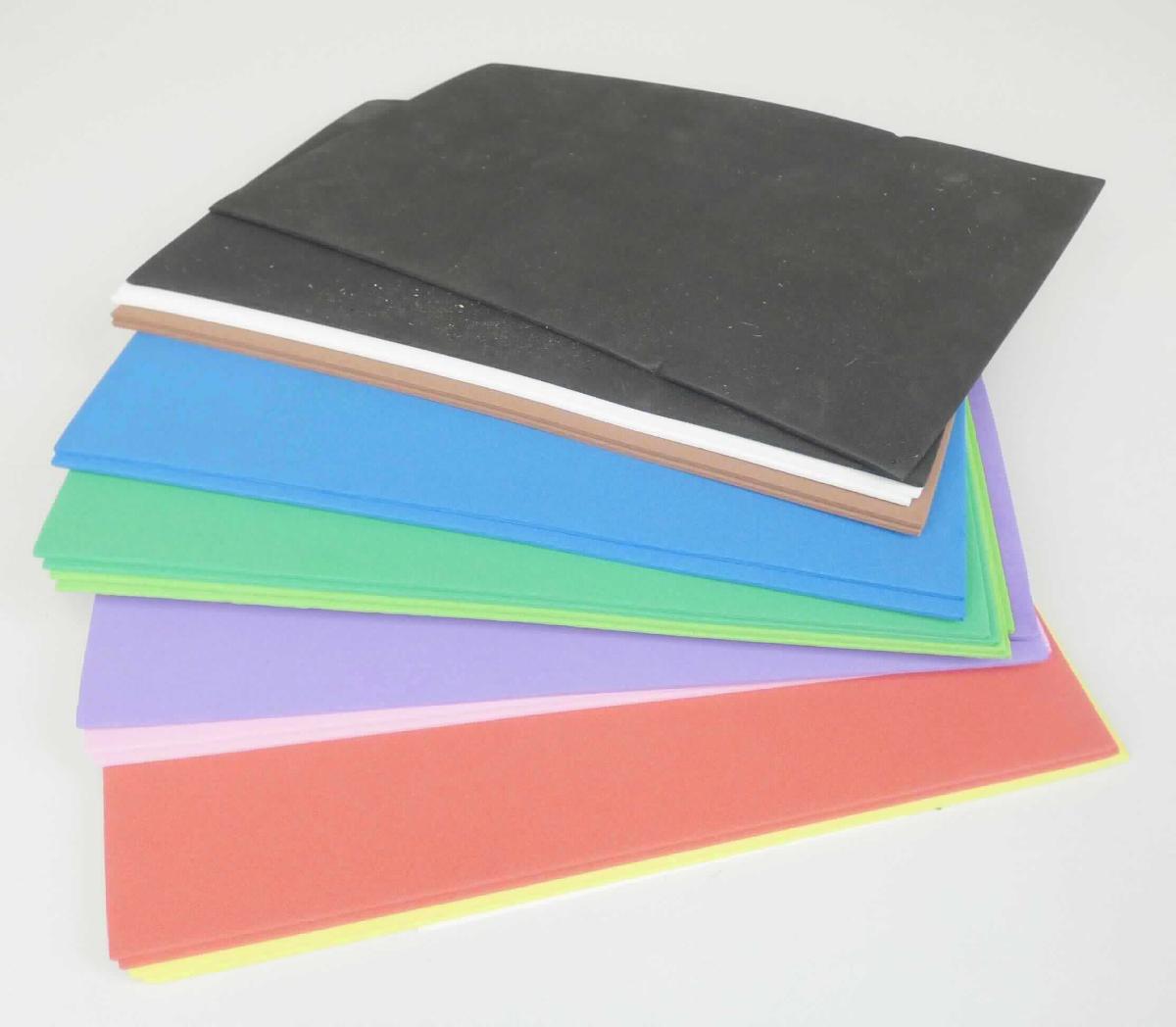 Angaben des Antragstellers:
Bei dem Artikel handelt es sich um eine Packung mit 20 Schaumstoffbögen in 10 verschiedenen Farben (je ca. 14 x 21,5 x 0,2 cm).

Feststellungen an einem Warenmuster:
Es wurden 20 rechteckige Bögen aus Zellkunststoff (Abmessungen: ca. 21,6 x 14,0 x 0,2 cm) in verschiedenen Farben (10-farbig) vorgelegt. Die Bögen sind in einer Klarsichtfolie verpackt und für den Einzelverkauf aufgemacht (Aufdruck auszugsweise: "Schaumstoffbögen").

Befund:
Es handelt sich um Platten aus Zellkunststoff der Position 3921.