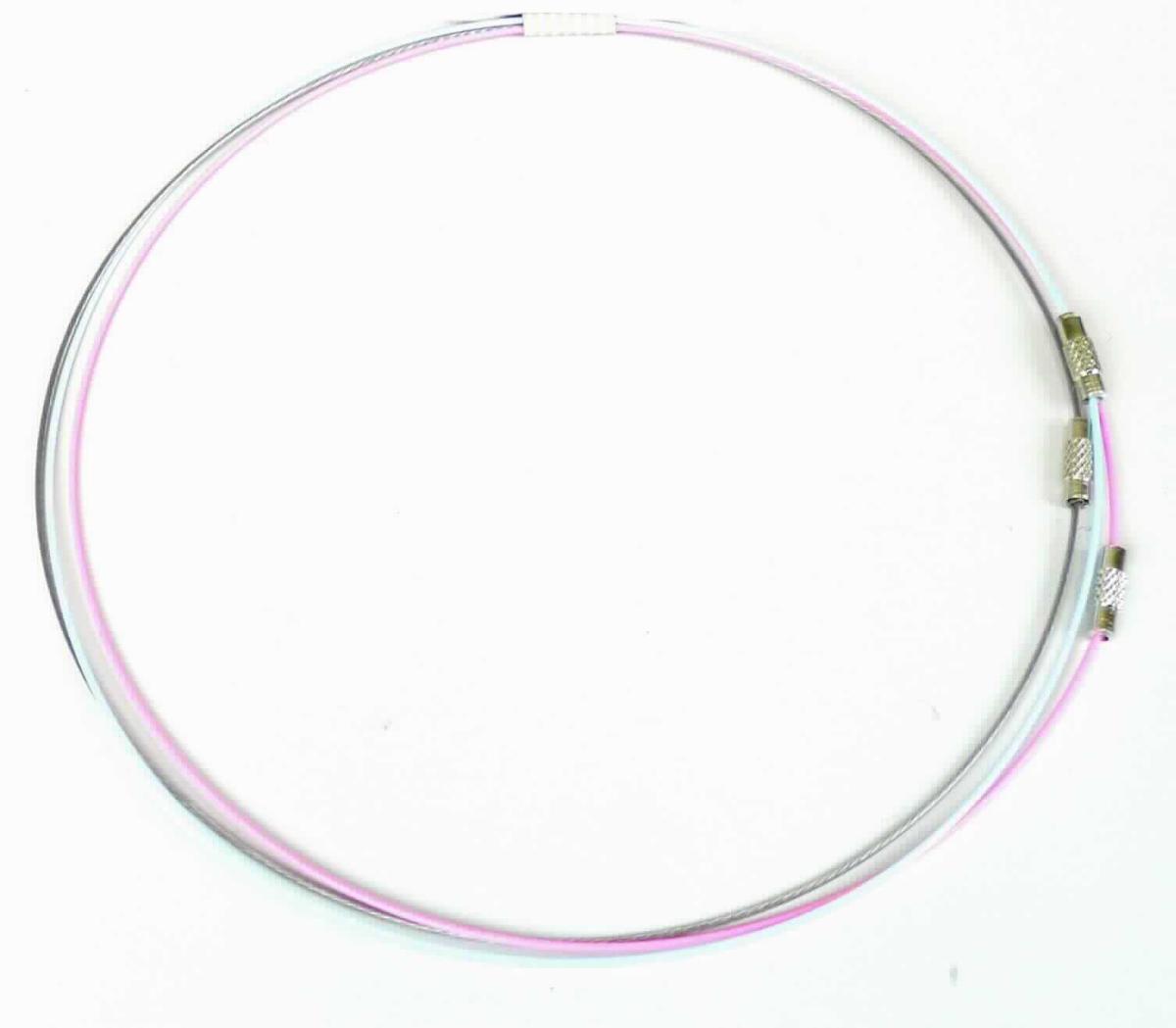 Es handelt sich um Colliers, jeweils bestehend aus einem dünnen, etwa 45 cm langen Band aus Stahldrähten, die auf der Außenseite mit einem Schutz- bzw. Farbüberzug versehen sind. Das Band ist an den Enden mit zwei Hülsen aus unedlem Metall, eine davon mit Innengewinde und eine mit einem Außengewinde, ausgestattet, welche den Verschluss des Colliers bilden. Insgesamt drei Colliers sind gemeinsam an einer mit produktspezifischen Informationen bedruckten Pappaufhängung angebracht. Die Waren dienen als Fantasieschmuck. 
-Antragstellerangaben-

Derartige Waren gehören als "anderer (als in den Codenummern 7117 1100 00 0 und 7117 1900 10 0 genannter) Fantasieschmuck, aus unedlen Metallen" zur Codenummer 7117 1900 90 0 des Zolltarifs.

Abbildung siehe Anlage.