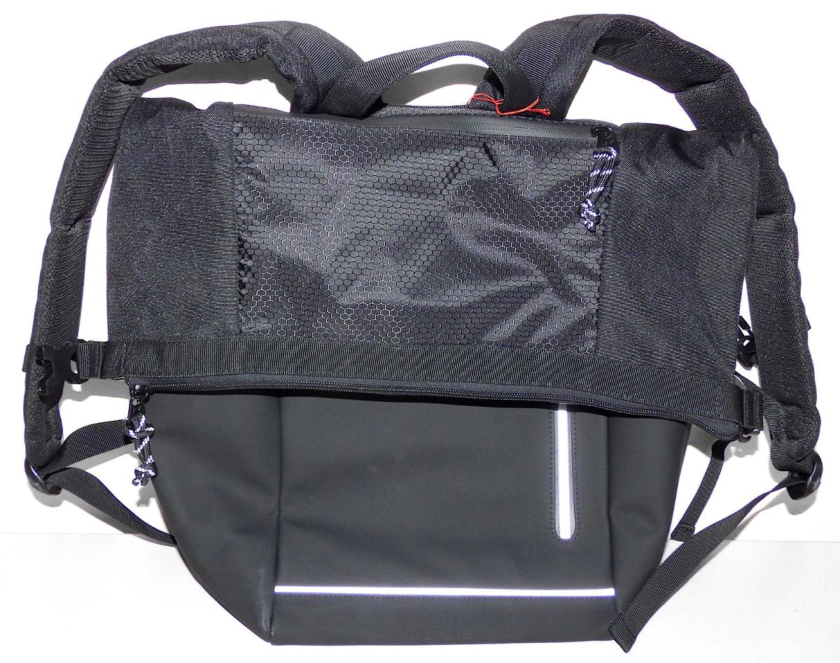 Rucksack, sog. Skechers New Rucksack, 25103A-50-BLK, Foto siehe Anlage,
- mit zwei verschiedenen Außenseiten:
- - aus Kunststofffolien im Bereich des Bodenteils, des unteren Teils der Vorderseite sowie
    des unteren Teils der Schmalseiten,
- - aus Spinnstoffen im Bereich der Rückseite, des oberen Teils der Vorderseite sowie
    des oberen Teils der Schmalseiten,
- mit einer Handtrageschlaufe,
- mit zwei längenverstellbaren Rückentragegurten,
- an der Rückseite gepolstert und mit einem angenähten sog. Trolleygurt sowie einem eingesetzten
  Reißverschlussfach,
- an beiden Schmalseiten mit einem offenen Einsteckfach,
- an der Vorderseite mit zwei eingesetzten Reißverschlussfächern,
- das Hauptfach ist mit einem entlang des oberen Rands verlaufenden Reißverschluss versehen,
- - der obere Rand wird umgeschlagen und mittels Schnappverschlüssen fixiert (Rollpackverschluss),
- - gefüttert; innen mit einem gepolsterten Einsteckfach mit Klettverschluss und einem Reißverschluss-
    fach ausgestattet,
- mit den Abmessungen: ca. 45 cm (Breite) x 45 cm (Höhe) x 15 cm (Tiefe),
- laut Antrag nicht handgearbeitet,
- die beiden die Außenseite bildenden Stoffe (Kunststofffolie und Spinnstoff) sind nach dem Umfang
  annähernd gleich, somit kann der charakterbestimmende Stoff der Außenseite nicht ermittelt werden
  und der Rucksack ist der von den gleichermaßen in Betracht kommenden Unterpositionen (4202 9211
  und 4202 9291) in der Nomenklatur zuletzt genannten Unterposition zuzuweisen.

"Rucksack, mit Außenseite aus Spinnstoffen nicht handgearbeitet"