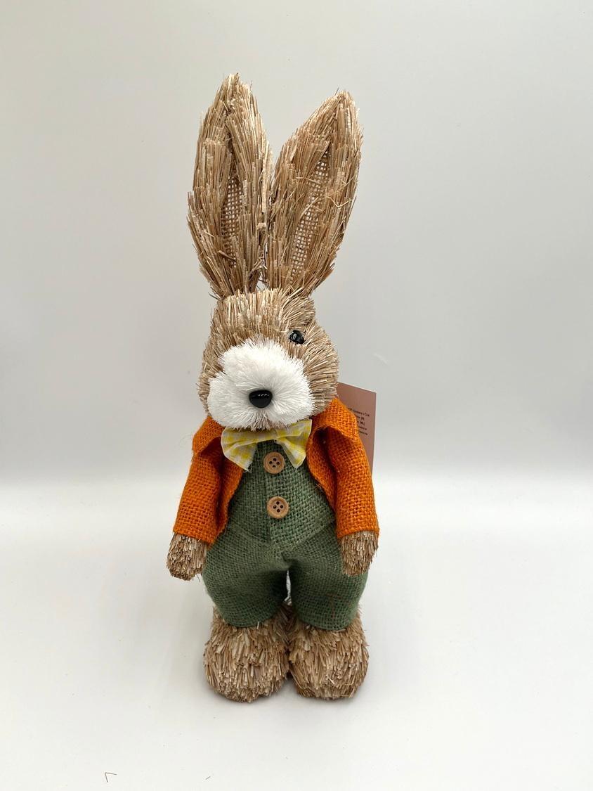 Nach den Angaben der Antragstellerin sowie dem vorgelegten Warenmuster handelt es sich bei den sog. „Strohhasen“ um Ziergegenstände in Form von ca. 35 cm großen, aufrechtstehenden Hasenfiguren in zwei verschiedenen Ausführungen.

Die aus verschiedenen Stoffen zusammengesetzten Tiernachbildungen bestehen aus einem festen, detailgetreu ausgearbeiteten Korpus aus Kunststoff im Sinne der Anmerkung 1 zu Kapitel 39 (Styropor) und sind (ausgenommen der durch Kleidung bedeckten Flächen) vollständig mit getrockneten kurzen, natürlichen Abschnitten aus Stroh beklebt. Entsprechend der einzelnen Varianten sind die Figuren entweder mit einer stilisierten Jacke, Hose und Fliege aus Jutegeweben bekleidet oder mit einem stilisierten Schal sowie einer Mohrrübe bestückt.

Der Charakter der Tiernachbildungen wird im Hinblick auf die Zierwirkung bei beiden Ausführungen durch den detailgetreu ausgearbeiteten Kunststoffkorpus bestimmt. 

Eine Einreihung als Festartikel im Sinne der Position 9505 kommt aufgrund der neutralen Gestaltungen nicht in Betracht.

Zolltarifrechtlich handelt es sich um "andere Waren aus Kunststoff, Statuetten und Ziergegenstände".