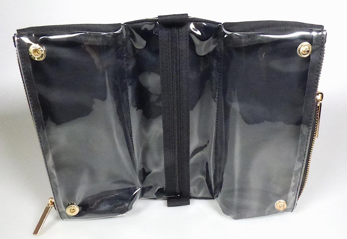 Toilettentasche, sog. Catwalk Kosmetiktasche, 1208578D, Fotos siehe Anlage,
- mit einer Außenseite aus Spinnstoffen,
- mit drei Einsteckfächern (zwei obere und ein unteres Fach),
- - die beiden oberen Fächer sind mit zwei Druckknöpfen fixiert und nach außen klappbar,
- - - jeweils mit einem entlang des oberen Rands verlaufenden Reißverschluss und mit
      einer Schauseite aus klarsichtiger Kunststofffolie,
- - das untere Fach ist mit einem mittig verlaufenden Reißverschluss versehen und weist
    eine Schauseite aus klarsichtiger Kunststofffolie auf,
- mit den Abmessungen: ca. 18 cm (Breite) x 9 cm (Tiefe) x 14 cm (Höhe),
- soll der Aufbewahrung von Kosmetika dienen,
- laut Antrag nicht handgearbeitet.

"Toilettentasche (Necessaire), mit Außenseite aus Spinnstoffen, nicht handgearbeitet"