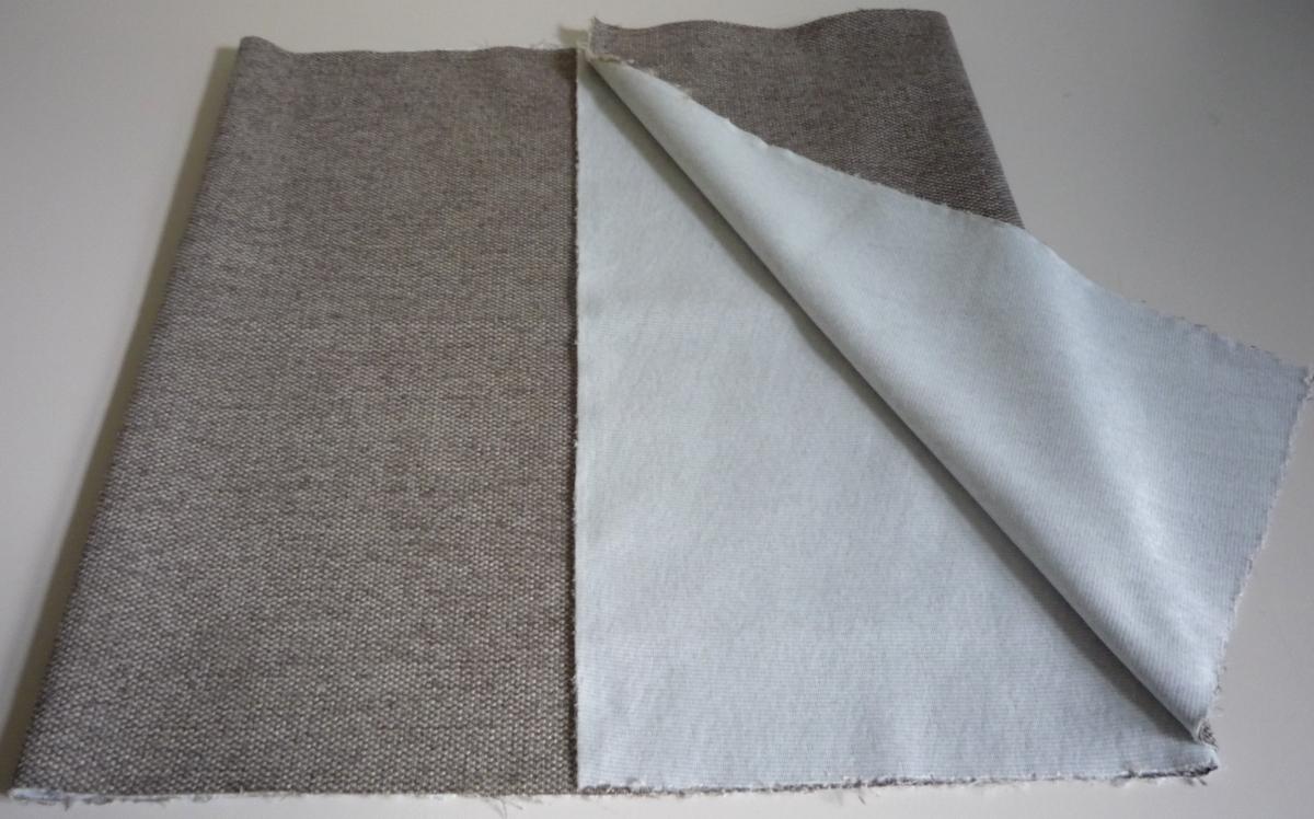 Textillaminat, sog. Möbelbezugsstoff, Art. Capulet, Foto siehe Anlage,
- als Meterware, mit einer Breite von laut Antrag 142 cm,
- laut Untersuchungsergebnis:
-- aus zwei mit ihrer ganzen Fläche aufeinanderliegenden und so miteinander durch Kleben verbundenen
   Lagen:
--- mit einer Oberlage (Schauseite):
---- aus einem gerauten und buntgewebten Gewebe in Musterbindung,
---- aus ungezwirnten, nicht hochfesten Garnen aus texturierten, synthetischen Filamenten (laut Antrag
     Polyester),
--- mit einer Unterlage:
---- aus einem gerauten Kuliergewirke aus synthetischen Chemiefasern (laut Antrag Polyester),
- insbesondere im Hinblick auf die Verwendung verleiht das die Schauseite bildende Gewebe der Ware
  ihren wesentlichen Charakter.

"Gewebe aus Garnen aus synthetischen Filamenten, anderes als in den Unterpositionen 5407 10 bis
 5407 44 genannte, mit einem Anteil an texturierten Polyester-Filamenten von mehr als 85 GHT,
 buntgewebt"
