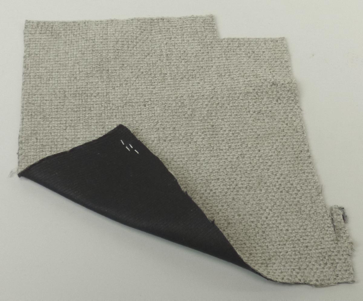 Textillaminat, sog. Möbelbezugsstoff, Foto siehe Anlage,
- als Meterware, mit einer Breite von mehr als 30 cm,
- laut Untersuchungsergebnis:
-- aus zwei mit ihrer ganzen Fläche aufeinander liegenden und so miteinander durch Kleben verbundenen
   Lagen:
--- mit einer Oberlage (Schauseite):
---- aus einem buntgewebten Gewebe in Musterbindung aus ungezwirnten, nicht hochfesten Garnen aus
      texturierten, synthetischen Filamenten (laut Antrag Polyester),
---- ohne Chenille- oder Florgarne, somit keine Ware der Position 5801,
--- mit einer Unterlage:
---- aus einem einfarbigen, gerauten Kuliergewirke aus synthetischen Chemiefasern,
- insbesondere im Hinblick auf die Verwendung bestimmt das die Schauseite bildende Gewebe den
  Charakter der Ware.

"Gewebe aus Garnen aus synthetischen Filamenten, anderes als in den Unterpositionen 5407 10 bis
 5407 44 genannte, mit einem Anteil an texturierten Polyester-Filamenten von mehr als 85 GHT,
 buntgewebt"