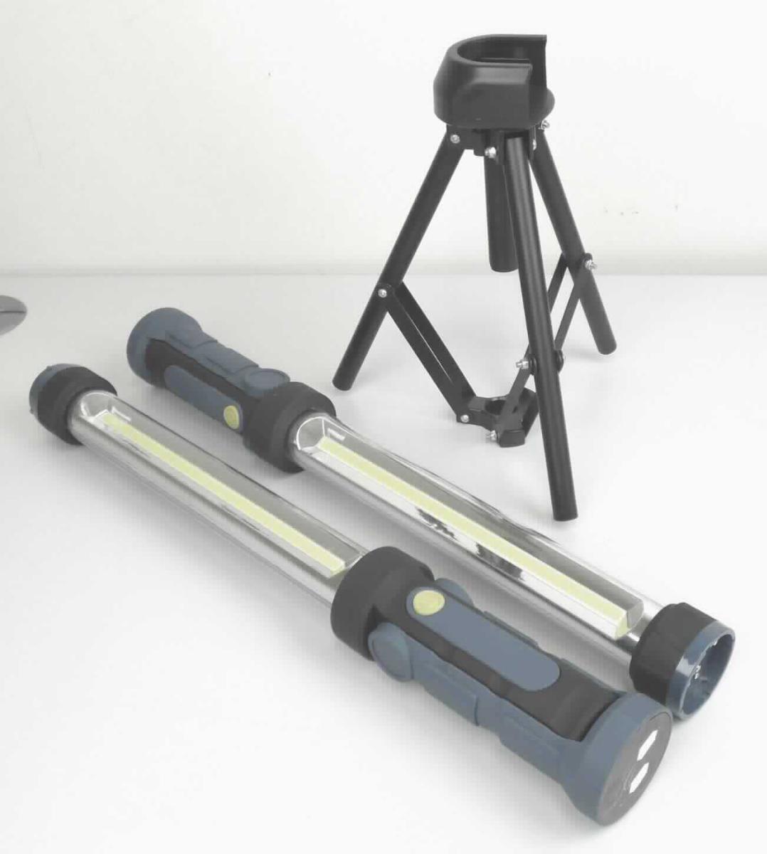 LED-Arbeitsleuchte (Abbildung s. Anlage)
- stabförmige Leuchte in einem Kunststoffgehäuse mit großem Leuchtfeld, eingebauten LED,
  Druckschalter, Akkumulator und Griff, am Griffende mit eingearbeitetem Magnet und 
  ausklappbarem Haken, 
- zu zwei Stück verpackt in einer gemeinsamen Verkaufsverpackung mit Ladekabel, Netzteil 
  und einem dreibeinigen Stativ (Beipack),
- zur Verwendung als tragbare elektrische Leuchte (so gebaut, dass sie während der 
  Verwendung in der Hand gehalten werden kann).
Die tragbare elektrische Leuchte bestimmt den Charakter der Warenzusammenstellung.

"Tragbare elektrische Leuchte zum Betrieb mit eigener Stromquelle, kein Beleuchtungsgerät der Position 8512 (Warenzusammenstellung aus tragbarer elektrischer Leuchte -charakterbestimmend- und Beipack)"