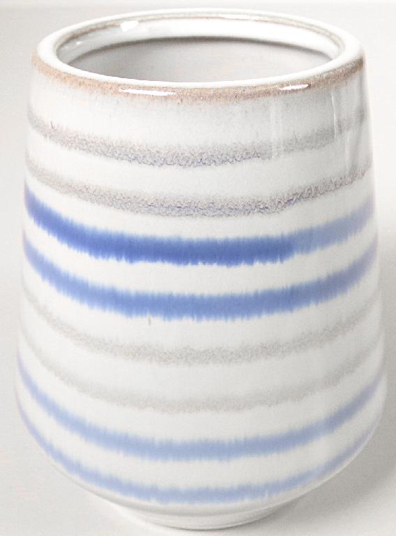 Anderer keramischer Toilettengegenstand, Foto siehe Anlage,
- glasierter, hellgrauer, runder, bauchiger Becher,
- außen blaue und beige Querstreifen,
- am Boden mit einem ganzflächigen weißen Möbelgleiter aus Kunststoff,
- in den Abmessungen: 9,2 cm (Durchmesser) x 11,2 cm (Höhe),
- keramisches Erzeugnis, nach der Formgebung gebrannt, tonmineralhaltiges Material
  enthaltend,
- nach dem Ergebnis der wissenschaftlichen Untersuchung aus Steingut,
- zur Verwendung als Zahnputzbecher im Badezimmer bestimmt.

"Anderer keramischer Toilettengegenstand, aus Steingut"