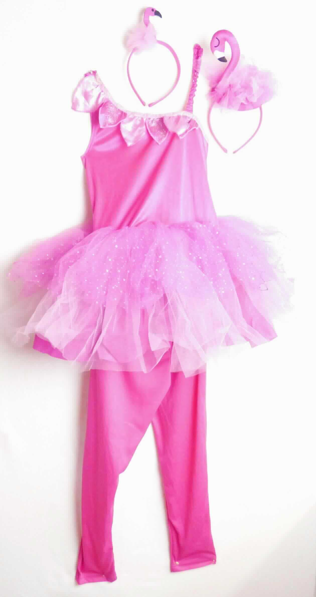 Kinderkostüm, sog. Kinderkostüm Flamingo, NAN 8184903, in Kindergröße, Foto siehe Anlage,
- Zusammenstellung, bestehend aus einem Kleid, einer langen Hose und zwei Karnevalsartikeln (sog. Haarreifen),
- mit einem Polystring verbunden,
- gehört als Maskenkostüm aus Spinnstoffen nicht zum Warenkreis der Position 9505,
- keine Kombination, u. a. da die Kleidungsstücke nicht aus ein und demselben Flächenerzeugnis hergestellt 
  wurden,
- getrennte Einreihung aller Bestandteile, weil die Kleidungsstücke nicht zusammen in eine Unterposition eingereiht
  werden können,
- alle Flächenerzeugnisse aus laut Antrag Polyester (synthetische Chemiefasern),
- lange Hose:
-- aus ca. 0,5 mm dicken, einfarbigen Gewirken,
-- in der Taille abschließend, mit einem elastischen Taillenbund,
-- ohne Öffnung und ohne Verschluss; ohne Hinweise auf den Trägerkreis (unisex),
-- mit knöchellangen Hosenbeinen, an den Beinabschlüssen durch Umschlagen und Festnähen gesäumt.

"Lange Hose, aus Gewirken, für Mädchen, aus synthetischen Chemiefasern"
