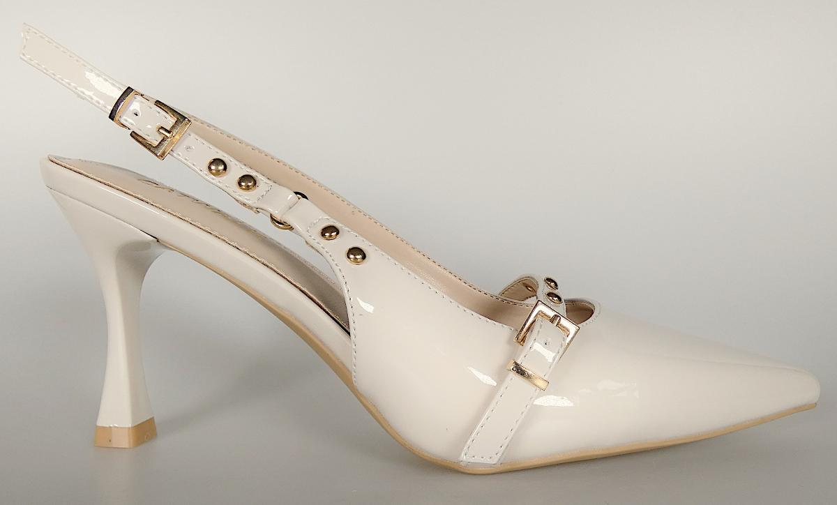 Slingpumps, Größe 37, Foto siehe Anlage
- mit Laufsohlen aus laut Antrag Kunststoff,
- mit weit ausgeschnittenem Oberteil (geschlossenes Blatt) aus Kunststoff (Spinnstoff mit einer 
  mit bloßem Auge wahrnehmbaren Außenschicht aus Kunststoff), 
- mit einem Riemen mit seitlichem Schnallenverschluss,
- im Bereich des Vorderfußes mit einem Zierriegel mit Schnallenverschluss,
- auf dem Zierriegel sowie im Bereich des seitlichen Verschlusses mit Nieten verziert,
- nicht den Knöchel bedeckend,
- ohne Metallschutz in der Vorderkappe,
- mit einer Länge der Innensohle von ca. 24,3 cm,
- mit einem ca. 8,5 cm hohen Barockabsatz,
- als Frauenschuhe erkennbar.

"Schuhe, andere als in der Position 6401 genannte, mit Laufsohlen und Oberteil aus Kunststoff, 
 andere als in den Unterpositionen (KN) 6402 1210 bis 6402 9950 genannte, mit einer Länge der
 Innensohle von mehr als 24 cm, für Frauen"