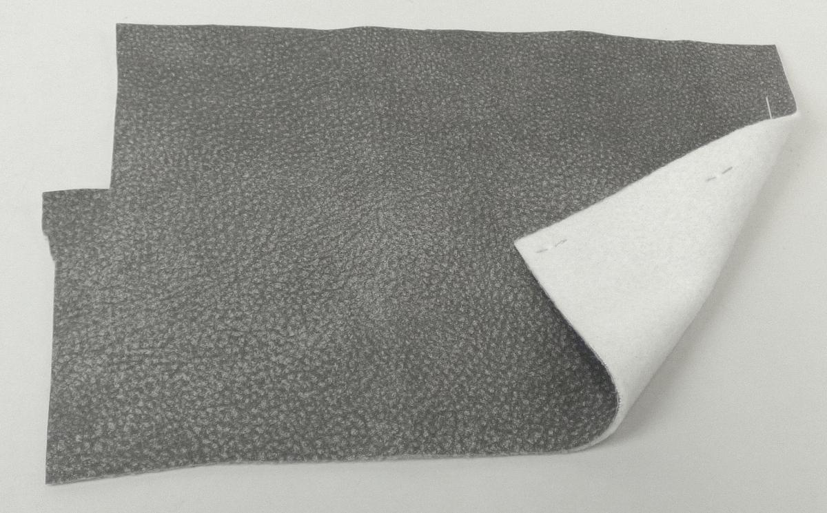 Textillaminat, sog. Möbelbezugsstoff, Foto siehe Anlage,
- als Meterware; mit einer Breite von mehr als 30 cm,
- laut Untersuchungsergebnis:
-- aus zwei mit ihrer ganzen Fläche aufeinander liegenden und so miteinander durch Kleben verbundenen
   Lagen:
--- mit einer Oberlage (Schauseite):
---- aus einem geschmirgelten und bedruckten Gewebe in Atlasbindung aus ungezwirnten, nicht
      hochfesten Garnen,
----- mit gefärbten Kettgarnen aus synthetischen Filamenten (laut Antrag Polyester),
----- mit melierten Schussgarnen aus dickeren, synthetischen Filamenten (laut Antrag Polyester) und 
      synthetischen Mikro-Spinnfasern (laut Antrag Polyester),
---- mit einem Gesamtanteil an:
----- synthetischen Filamenten von ca. 60 GHT,
----- synthetischen Spinnfasern von ca. 40 GHT,
--- mit einer Unterlage:
---- aus einem einfarbigen, gerauten Kuliergewirke aus synthetischen Chemiefasern,
- insbesondere im Hinblick auf die Verwendung verleiht das die Schauseite bildende Gewebe der Ware
  ihren wesentlichen Charakter.

"Gewebe aus Garnen aus synthetischen Filamenten, anderes als in den Unterpositionen 5407 10 bis
 5407 84 genannte, bedruckt"