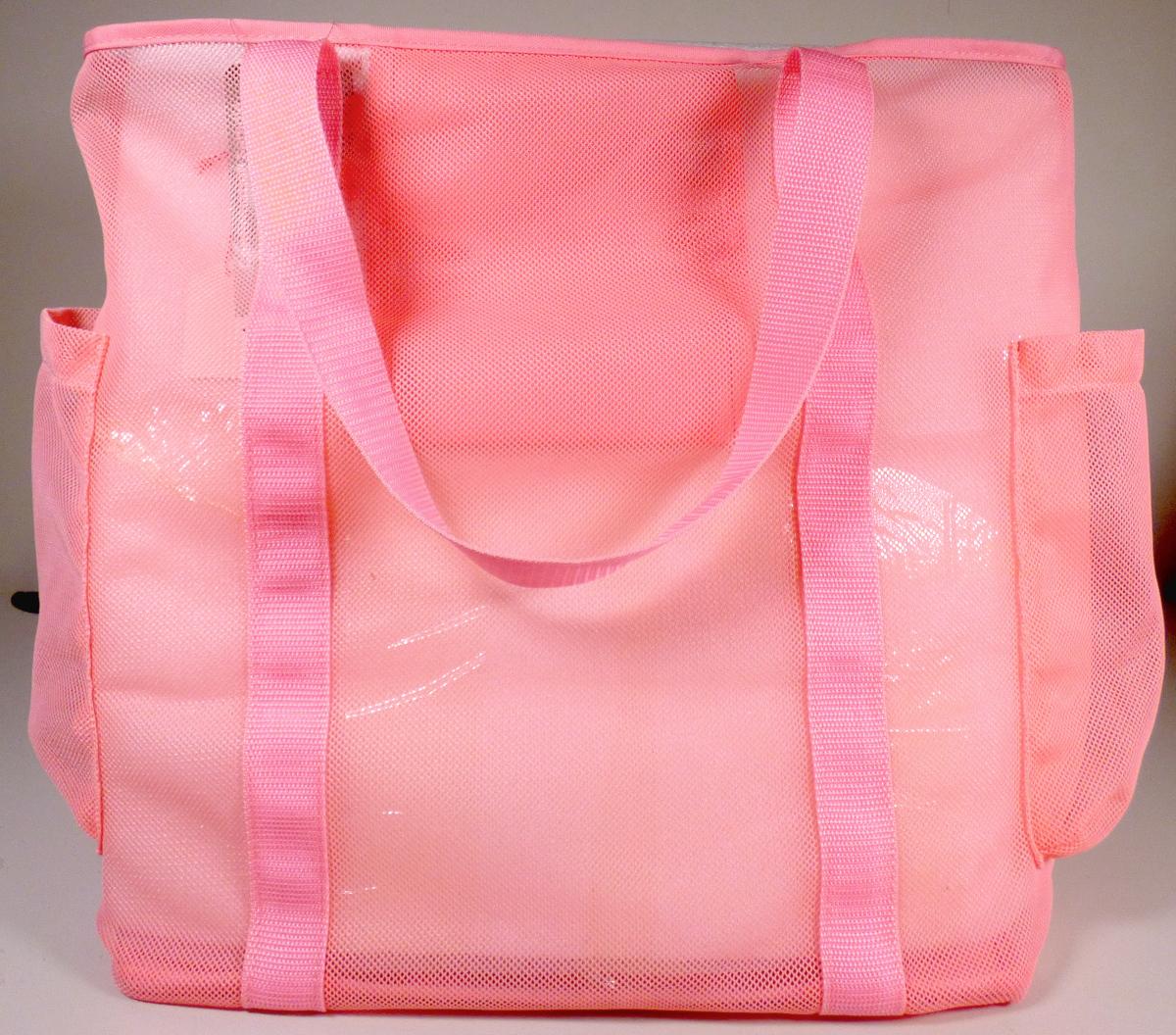 Konfektioniertes Netz, sog. NT2974A Mesh-Bath-Bag graceland, Foto siehe Anlage,
- in den Abmessungen von laut Antrag 50 cm (Breite) x 40 cm (Höhe) x 24 cm (Tiefe); nicht formstabil,
- aus ca. 0,5 mm dicken, einfarbigen Gewirken aus laut Antrag Polyester (synthetischer Spinnstoff); mit
  offenen, nicht verschiebbaren Zellen (Durchmesser: ca. 1 mm),
- mit einem Boden aus Geweben aus den o. g. Spinnstoffen,
- mit zwei vertikal zur Tasche laufenden Bändern aus Geweben aus Spinnstoffen, die an der Oberseite
  zwei Tragegurte bilden,
- mit zwei aufgesetzten Einsteckfächern an den Schmalseiten und einem eingesetzte Einsteckfach auf
  der Vorderseite,
- an den Rändern der Öffnung und des Einsteckfachs auf der Vorderseite mit schmalen gewebten
  Bändern aus Spinnstoffen eingefasst,
- ohne Verschluss,
- innen mit einem angenähten Einsteckfach mit Reißverschluss, ansonsten ohne weitere Einteilung
  oder Ausstattung,
- durch Zusammennähen konfektioniert,
- dient laut Antrag als Badetasche zur Aufnahme von Schwimmutensilien,
- wird als konfektionierte Ware aus Netzstoffen nicht von der Position 4202 erfasst,
- insbesondere im Hinblick auf den Umfang bestimmt das Netz den Charakter der Ware.

"Konfektioniertes Netz, aus synthetischen Spinnstoffen, kein Fischernetz, aus Polyester "
