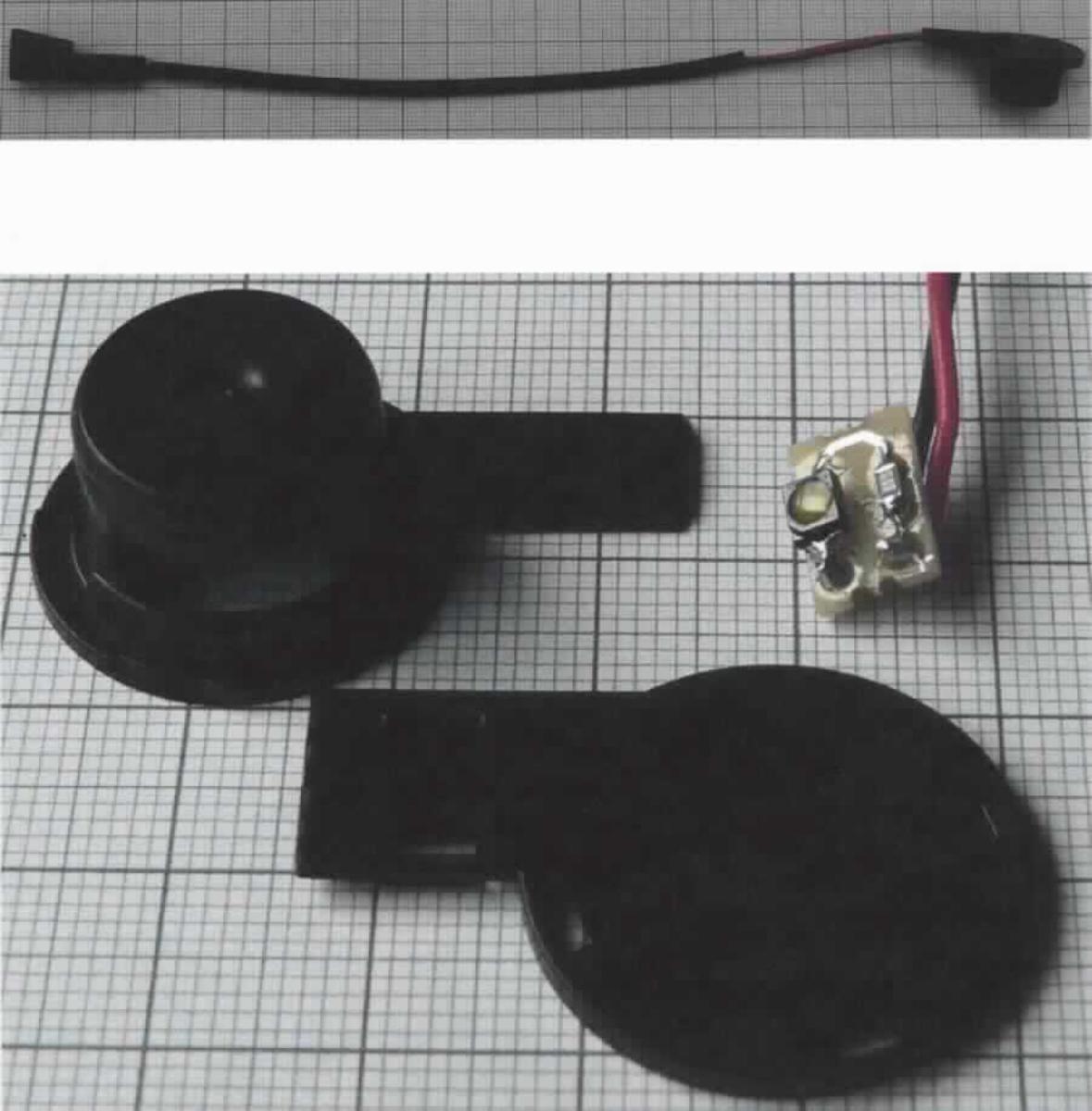 LED-Bedienradbeleuchtung (Abbildung s. Anlage)
- aus einer mit einer LED und einem Widerstand bestückten gedruckten Schaltung in einem
  Kunststoffgehäuse mit fest angebrachten Kabeln mit einem 2-Pin Anschlussstecker, umhüllt 
  mit einem PU-Schutzschlauch
- erkennbar ausschließlich zur Ausleuchtung des Bedienrades eines Luftausströmers innerhalb
  eines Kraftfahrzeuges.

"Elektrisches Beleuchtungsgerät von der für Kraftfahrzeuge verwendeten Art, keine Ware der Position 8539, nicht von den TARIC-Codes 8512 2000 20 bis 8512 2000 40 erfasst."