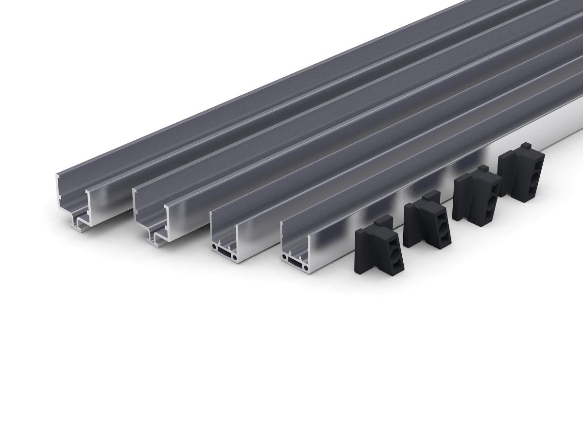 Profil aus Aluminium

Bei der Ware handelt es sich um eine Warenzusammenstellung bestehend aus zwei Profilen, zwei Hohlprofilen, vier Kunststoffspacer (Abstandhalter), vier selbstklebenden Schaumstoffbändern, zehn Schrauben und einem Lang-Bit. Die Profile und Hohlprofile sind aus einer Aluminiumlegierung gefertigt. Sie können oberflächlich silber, schwarz oder anthrazit aussehen. 
Die Ware wird den Angaben nach als Anbaumodule für Zaunelemente verwendet.

Die Erzeugnisse aus Aluminium der Position 7604 verleihen der Ware ihren Charakter. Auf Ebene der Unterposition kann keine genauere Unterposition bestimmt werden, sodass die Waren unter Anwendung der AV 3 c) eingereiht werden.

Die Waren werden nach ihrer stofflichen Beschaffenheit als Stangen (Stäbe) und Profile, aus Aluminium, aus Aluminiumlegierungen, andere, Profile, andere, in den TARIC-Code 7604 2990 90 eingereiht.