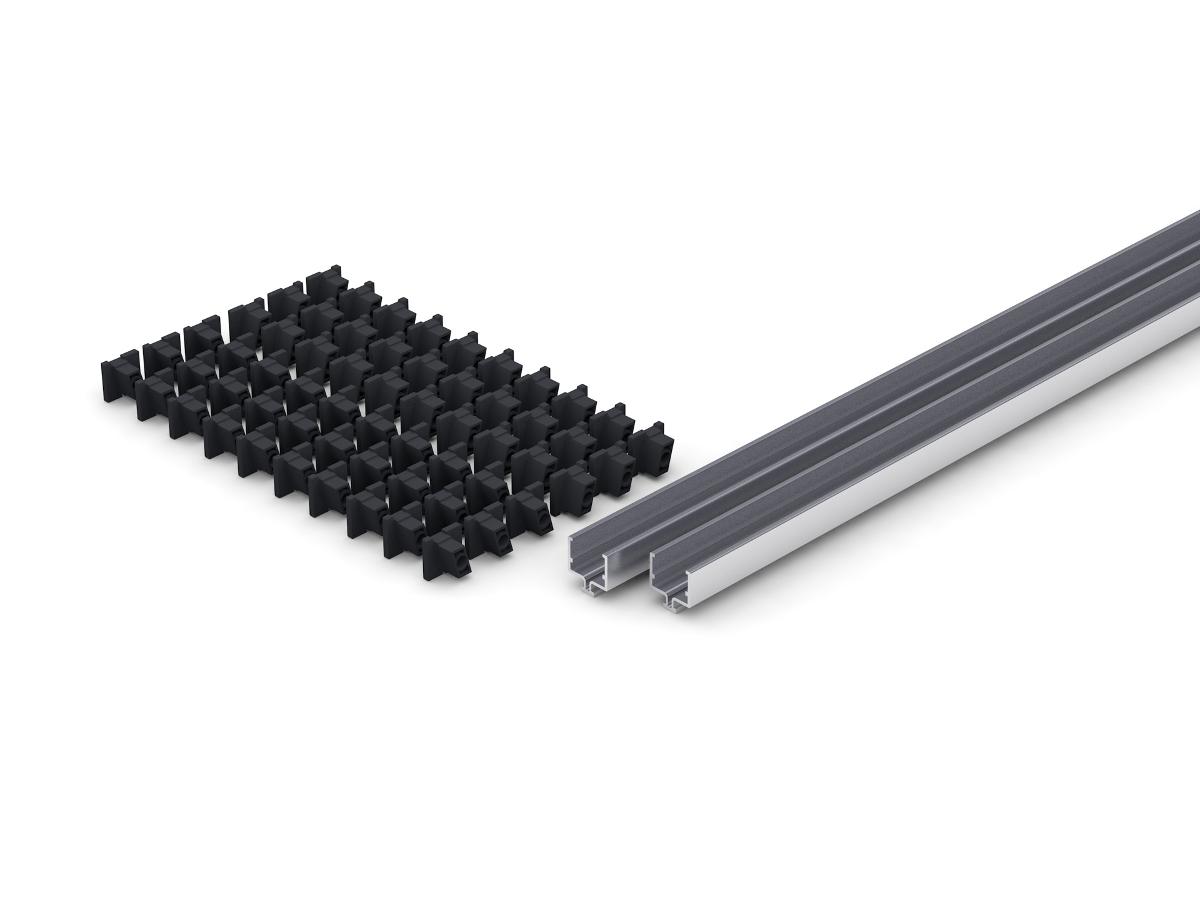 Profil aus Aluminium

Bei der Ware handelt es sich den Angaben nach um eine Warenzusammenstellung bestehend aus zwei Profilen aus einer Aluminiumlegierung, 60 Distanzhaltern aus Kunststoff sowie Schrauben und Montagezubehör. Die Profile haben eine Länge von 1912 mm. Es sind keine Bearbeitungen wie Lochungen oder Aussparungen vorhanden. Das Profil kann schwarz, silber oder anthrazit gefärbt sein.
Die Ware wird mit Zaunpfosten, Rhombusleisten und weiteren Bestandteilen (jeweils nicht Gegenstand der vZTA) für Sichtschutzzäune verwendet.

Die Profile aus Aluminium bestimmen den Charakter der Ware. Es handelt sich nicht um eine Ware der Position 7610.

Die Ware wird nach ihrer stofflichen Beschaffenheit als Profil aus Aluminium, aus Aluminiumlegierungen, andere, Profile, andere, in den TARIC-Code 7604 2990 90 eingereiht.