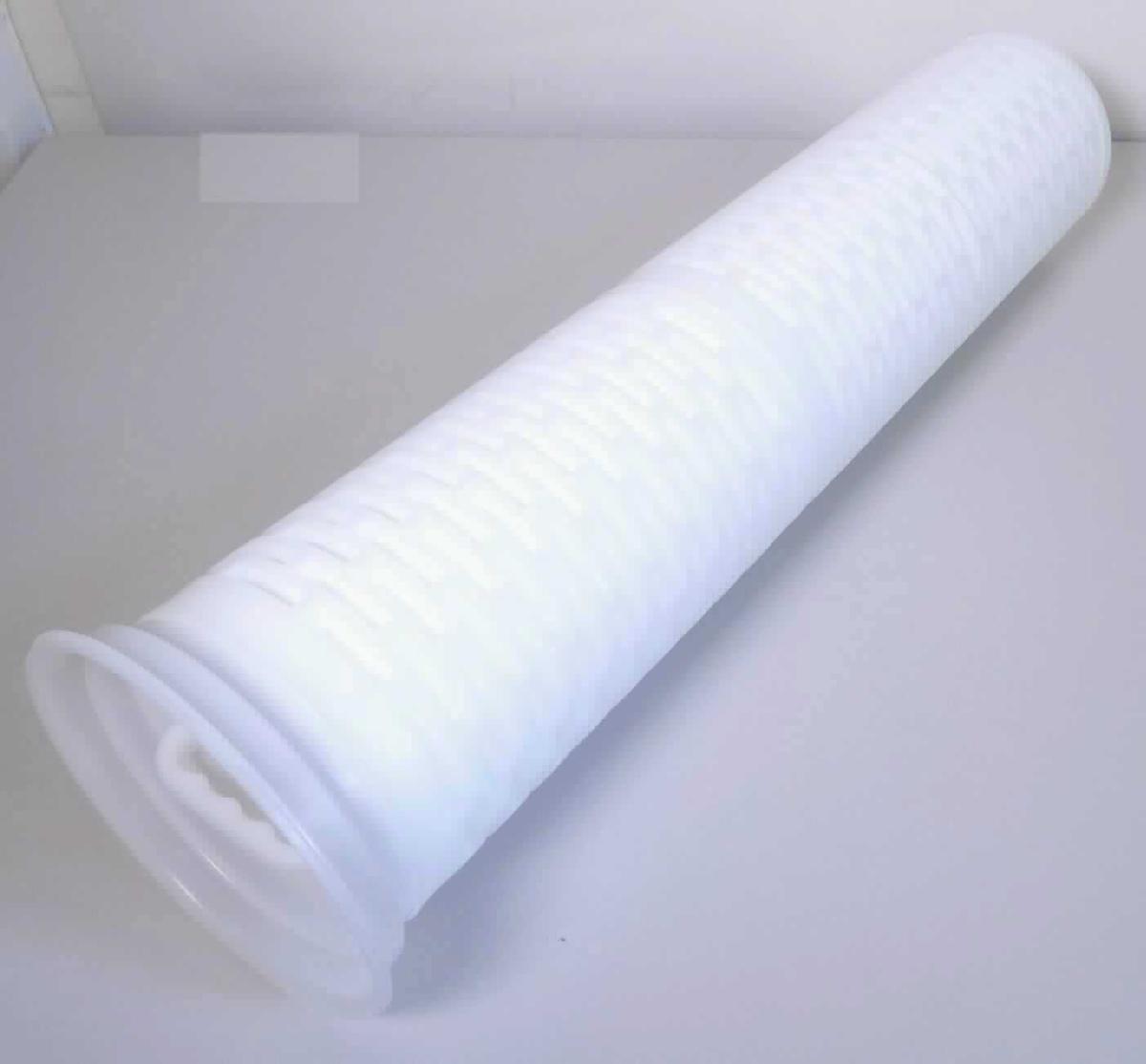 Hochleistungs-Filterelement,
- aus einem gitterartig durchbrochenen zylinderförmigen Stützkäfig mit einem Filterelement 
  aus Polypropylen-Vlies (Abbildung siehe Anlage), 
- in unterschiedlichen Größen, 
- nach Einbau in ein Beutelfiltergehäuse zum Filtern von gelöstem, emulgiertem oder dispergiertem
  Öl aus verschiedenen Flüssigkeiten (z. B. Lacken, Trinkwasser, organischen Lösungsmitteln, 
 Petrochemikalien, Getränken usw.) bestimmt.

"Teil, erkennbar ausschließlich oder hauptsächlich bestimmt für Apparate zum Filtrieren oder
 Reinigen von Flüssigkeiten, keine Ware der Codenummern 8421 9910 00 0 bis 8421 9990 92 0
 - sog. Hochleistungs-Filterelement"