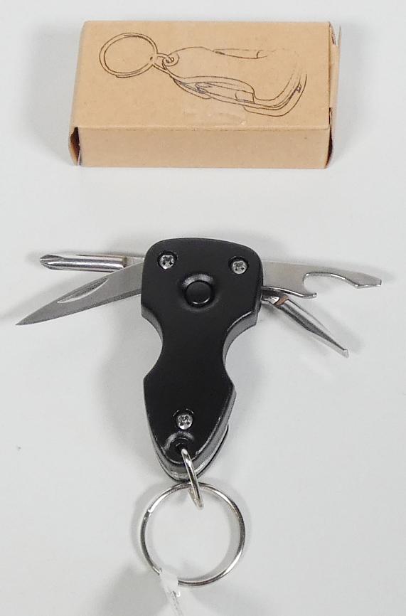 „Multitool-Anhänger“ (Art.-Nr. 81816)
aus verschiedenen Bestandteilen zusammengesetzte Ware, bestehend aus

- einem Klappmesser (Taschenmesser) mit schneidender Klinge aus unedlem Metall
  (charakterbestimmend), gemeinsam und unlösbar mit einem Flaschenöffner, einem
  Kreuz- und einem Schlitzschraubendreher (jeweils aus unedlem Metall) sowie mit 
  einem Schlüsselring aus Metalldraht zwischen zwei Griffschalen eingesetzt; 
  eine Griffschale mit einer integrierten LED-Taschenlampe mit einer 
  Bedientaste sowie einer bereits eingesetzten Batterie

- in einer bedrucken Pappschachtel verpackt

Abbildung siehe Anlage.

Derartige Erzeugnisse gehören als "Messer mit schneidender, nicht feststehender Klinge aus unedlem Metall, kein Messer der Position 8208" zum TARIC-Code 8211 9300 00.