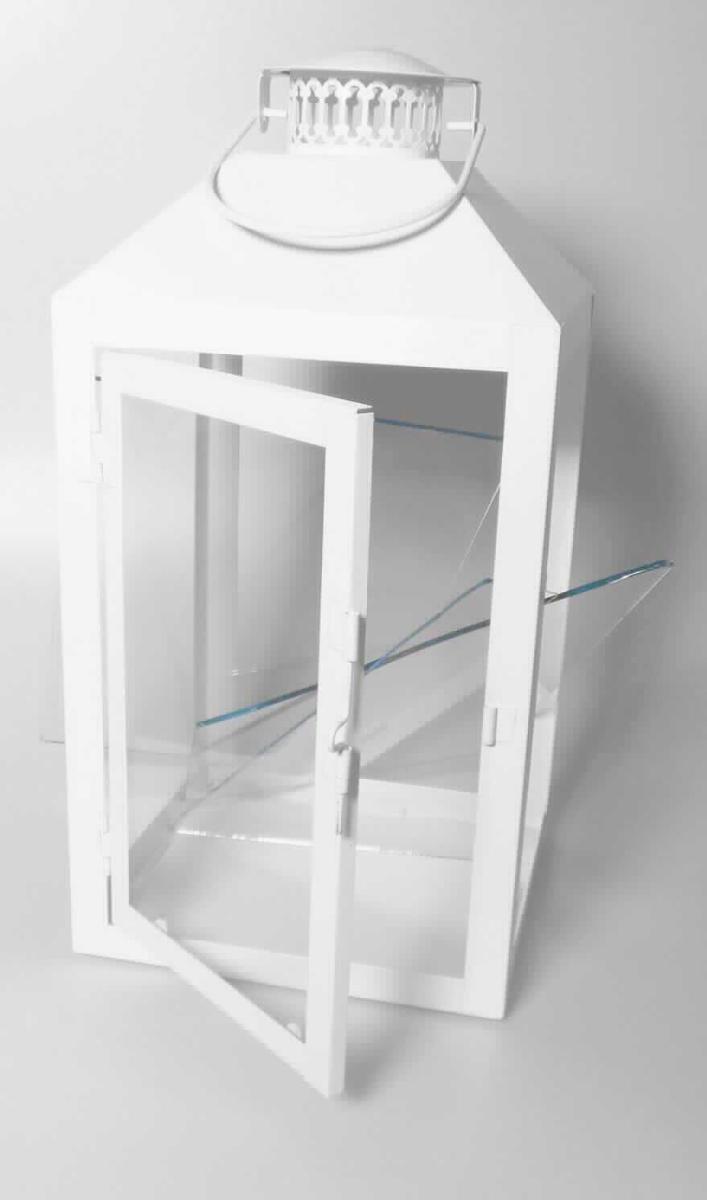 Bei dem sog. Dekoartikel Laterne handelt es sich um eine ca. 17 cm x 17 cm x 34 cm (B x T x H) große Laterne, bestehend aus einem Gestell mit einer Grundplatte aus Eisen und mit eingesetzten Seitenscheiben aus Glas, sowie einem Dach aus Eisen mit Tragegriff. Eine Seite fungiert als Tür zum Einstellen eines Teelichtes oder einer Kerze.
Das Dach ist im oberen Bereich mit Belüftungslöchern versehen, die zur Abführung von Wärme und Rauch dienen. 

Hinweise auf Handarbeit liegen nicht vor.
 
Die Ware ist als "nicht elektrischer Beleuchtungskörper, anderweit weder genannt noch inbegriffen, nicht handgearbeitet" einzureihen.