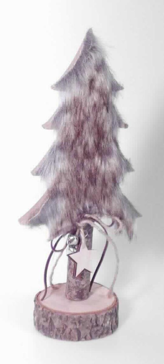Künstliches Blattwerk (Nachbildung eines Nadelbaums), sog. Dekoartikel Tannenbaum, Foto siehe Anlage,
- in zwei unterschiedlichen Größen,
- bestehend aus einer Nadelbaumsilhouette aus Holz, einem Stamm aus einem Zweigstück und "Nadeln" 
  aus Gewirke aus Spinnstoffen (Hochflorerzeugnis),
- - durch Ineinanderstecken und Kleben der Teile in Blumenbindetechnik hergestellt, 
- verziert mit zwei um den Stamm gebundenen Spinnstoffschleifen sowie zwei Schellen und einem Holzstern, 
  die auf eine der Schleifen aufgefädelt sind,
- auf einem Sockel aus Holz befestigt,
- keine Einreihung als Weihnachtsfestartikel in die Position 9505, da der Stern nicht, wie bei einem
  Weihnachtsbaum üblich, an der Spitze oder den Zweigen befestigt ist.

"Künstliches Blattwerk, aus anderen Stoffen als Kunststoff"