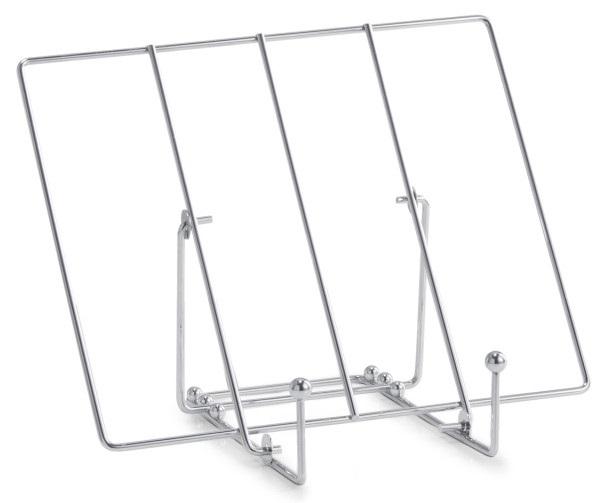 Sog. Buchständer
Es handelt sich um aus verchromtem Stahldraht gefertigte, aufklappbare Erzeugnisse, im
Wesentlichen bestehend aus einer rechteckigen Halterung (Länge x Breite: ca. 30 cm x
24,5 cm) für z. B. Buchrücken, die an einem U-förmigen Standfuß beweglich befestigt
ist. Die beiden vorderen Drahtenden des Standfußes sind nach oben gebogen, schließen
jeweils mit einer Stahlkugel ab und dienen so zum Fixieren des Buches. Hinten sind in
gleichen Abständen jeweils drei Stahlkugeln an jeder Seite angebracht, durch die sich
die Halterung mittels eines an ihr beweglich befestigten Bügels auf drei Lesewinkel
einstellen lässt.
Die Erzeugnisse sind mit einem bedruckten Anhänger (Ware mit geringem Wert) versehen
und in einer Kunststofftüte verpackt.
- Antragstellerangaben -

Abbildung siehe Anlage.

Derartige Erzeugnisse gehören als "Manuskriptständer aus unedlen Metallen" zur
Codenummer 8304 00 00 00 0 des Zolltarifs.