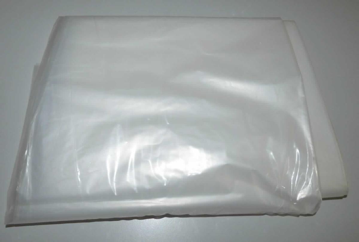 Angaben des Antragstellers:
Malerplane aus LDPE, transparent, 4 x 5 m

Untersuchungen an einem Warenmuster:
Es wurde eine farblose, transparente Folie aus Polyethylen vorgelegt (Dicke: ca. 0,02 mm). 

Befund:
Nach den Untersuchungen liegt eine Folie aus Polyethylen der Unterposition (KN) 3920 1025 vor.