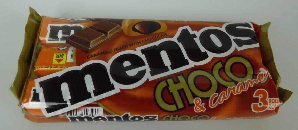 Angaben des Antragstellers:
Mentos Dragees aus Schokolade mit Karamellfüllung

Feststellungen an einem Warenmuster:
Runde Weichkaramellbonbons, gefüllt mit einer Schokoladenmasse (Durchmesser: ca. 2 cm; Höhe: ca. 1,3 cm); Geruch: nach Schokolade und Karamell; Geschmack: süß, nach Schokolade und Karamell.
Neun Bonbons befinden sich in einer rollenförmigen, bunt bedruckten Verbundfolienverpackung (Kennzeichnung (Auszug): "mentos CHOCO & caramel 38 g"). Drei Rollen sind zusammen in einer bunt bedruckten Kunststofffolie verpackt.

Befund:
Schokolade und andere kakaohaltige Lebensmittelzubereitungen: andere: kakaohaltige Zuckerwaren und entsprechende kakaohaltige Zubereitungen auf der Grundlage von Zuckeraustauschstoffen