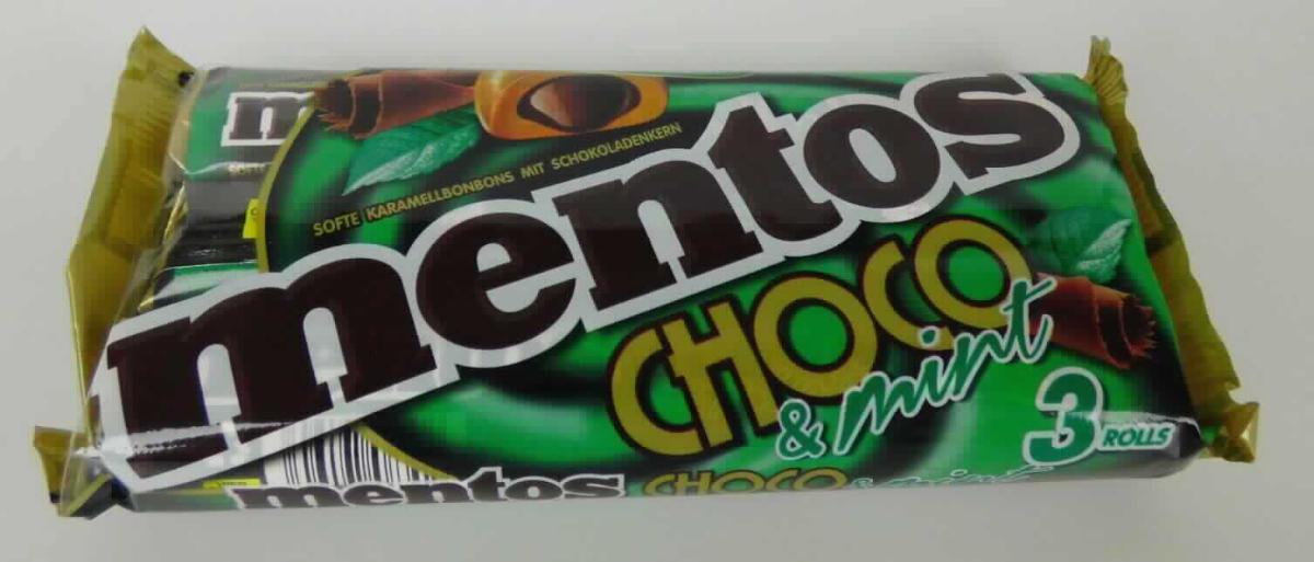 Angaben des Antragstellers:
Mentos Dragees aus Schokolade mit Minzgeschmack und Füllung

Feststellungen an einem Warenmuster:
Runde Weichkaramellbonbons, gefüllt mit einer Schokoladenmasse (Durchmesser: ca. 2 cm; Höhe: ca. 1,3 cm); Geruch: nach Schokolade und Pfefferminz; Geschmack: süß, nach Schokolade und Pfefferminz.
Neun Bonbons befinden sich in einer rollenförmigen, bunt bedruckten Verbundfolienverpackung (Kennzeichnung (Auszug): "mentos CHOCO & mint 38 g"). Drei Rollen sind zusammen in einer bunt bedruckten Kunststofffolie verpackt.

Befund:
Schokolade und andere kakaohaltige Lebensmittelzubereitungen: andere: kakaohaltige Zuckerwaren und entsprechende kakaohaltige Zubereitungen auf der Grundlage von Zuckeraustauschstoffen