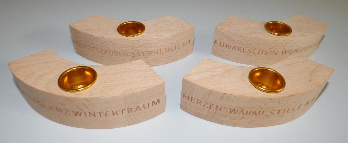Es handelt sich um ein Set, bestehend aus vier Kerzenhaltern in Form von vier bogenförmigen, ca. 12,5 cm x 3,5 cm x 3,5 cm (L x B x H) großen Holzklötzen, welche an der Oberseite jeweils mit einer Hülse aus Metall (d: ca. 2,3 cm), passgenau zur Aufnahme einer Kerze (Stabkerze), versehen sind.
Die Holzklötze sind jeweils mit einem Schriftzug (u. a. Stille Nacht, Herzenswärme) verziert und können zusammengestellt werden, bspw. zu einem Ring oder einer Schlange/Reihe.

Hinweise auf Handarbeit liegen nicht vor.

Das Set ist als "nicht elektrischer Beleuchtungskörper, anderweit weder genannt noch inbegriffen, nicht handgearbeitet" einzureihen.