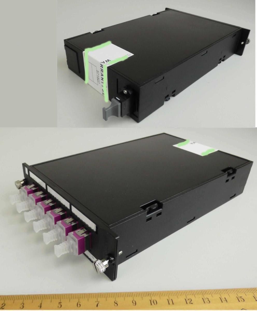 Sog. FO-DCS Module 3U/7HP, Art. 571507,
- in Form eines Gehäuses mit abnehmbarem Deckel, eingangsseiteig mit einer MTP-Kupplung und ausgangsseitig mit sechs Adapterkupplungen (LC Duplex) ausgestattet, mit innenliegenden optischen Kabeln mit in den Adaptern eingesteckten Ferrulen (Stecker) und mit Kabelrangierführung (sog. Fasermanagementsystem), 
- zum Verbinden und mechanischen Ausrichten von optischen Fasern, Bündeln aus optischen Fasern oder optischen Kabeln,
- in einer Kunststofftüte in einem Karton verpackt.

Die Ware ist als "Verbinder für optische Fasern, Bündel aus optischen Fasern oder optische Kabel, nicht für bestimmte Luftfahrzeuge" einzureihen.


Anlage: 1 Abbildung