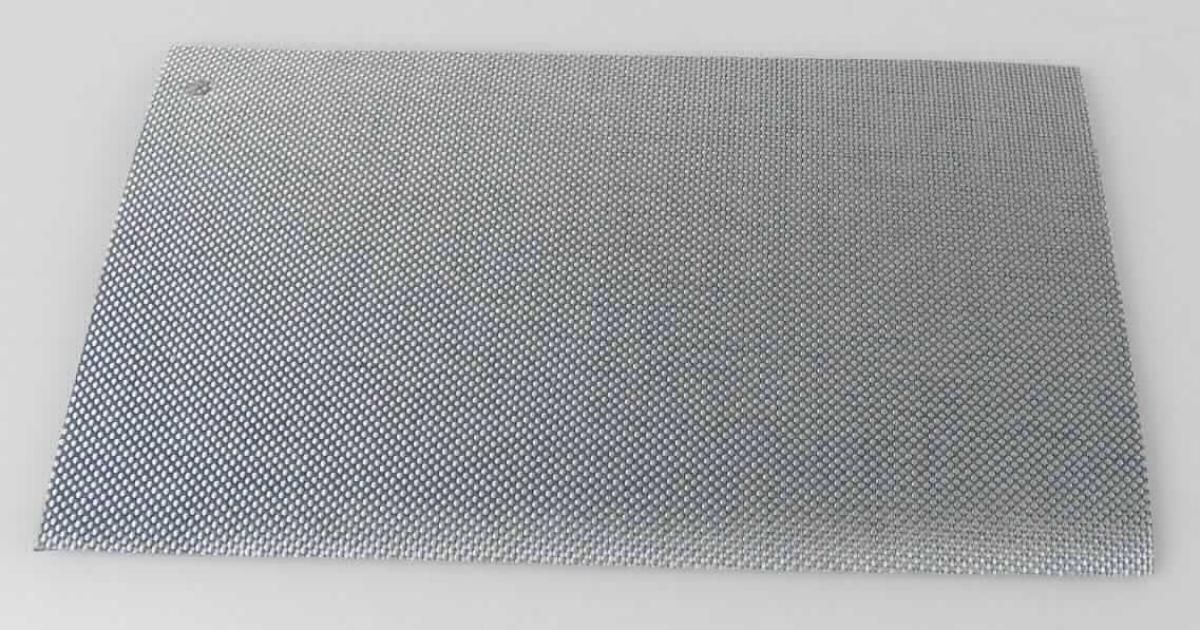 Mit Kunststoff bestrichenes Gewebe, sog. Kaschierverbundmaterial, Foto siehe Anlage,
- als Meterware, mit einer Breite von laut Antrag 1590 mm,
- laut Untersuchungsergebnis:
-- 2-lagig gearbeitet: 
--- mit einer Oberlage aus einem einfarbigen Gewebe aus synthetischen Chemiefasern; einseitig mit dem bloßen 
    Auge wahrnehmbar mit Kunststoff (laut Antrag Polyvinylchlorid; kein Zellkunststoff) bestrichen, u. a. somit keine 
    Ware der Unterposition 5903 20,
--- mit einer Unterlage aus einem Schaumkunststoff,
- von Hand bei einer Temperatur zwischen 15 und 30 °C auf einen Dorn von 7 mm Durchmesser aufrollbar, 
  ohne rissig zu werden,
- im Hinblick auf die Bedeutung in Bezug auf die Verwendung verleiht die Außenlage der Ware ihren wesentlichen
  Charakter.

"Gewebe, mit Kunststoff (Polyvinylchlorid) bestrichen, anderes als solche der Position 5902"