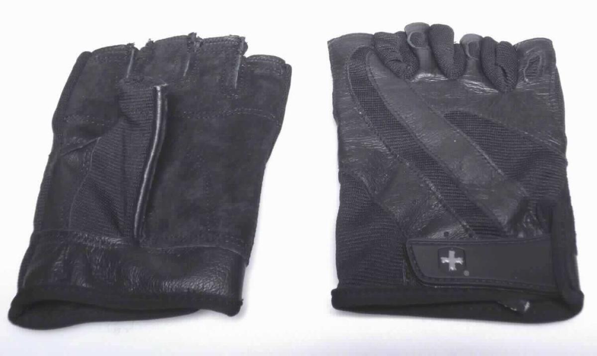 Spezialsporthandschuh, sog. Men‘s Pro Gloves, Foto siehe Anlage,
- als Fünffingerhandschuh ohne Fingerspitzen gearbeitet,
- die gesamte Innenhand, die Fingerinnenseiten (inkl. Daumeninnenseite) sowie Teile der Außenhand
  und der Fingeraußenseiten bestehen aus Leder,
- Teil der Außenhand und Fingerzwischenräume sowie die Daumenaußenseite bestehen aus Gewirken 
  aus Spinnstoffen,
- in Höhe des Handgelenks mit einem Klettriegel zu verengen,
- kennzeichnet sich aufgrund der fehlenden Fingerspitzen und der Polsterung der Griffseite als Spezial-
  sporthandschuh (laut Aufhänger für lifting (Gewichtheben)), 
- das Leder ist insbesondere in Bezug auf die Verwendung als Sporthandschuh (z. B. für Gewichtheber)
  charakterbestimmend,
- aufgemacht auf einem Aufhänger aus Pappe. 

"Bekleidungszubehör (Spezialsporthandschuh), aus Leder"
