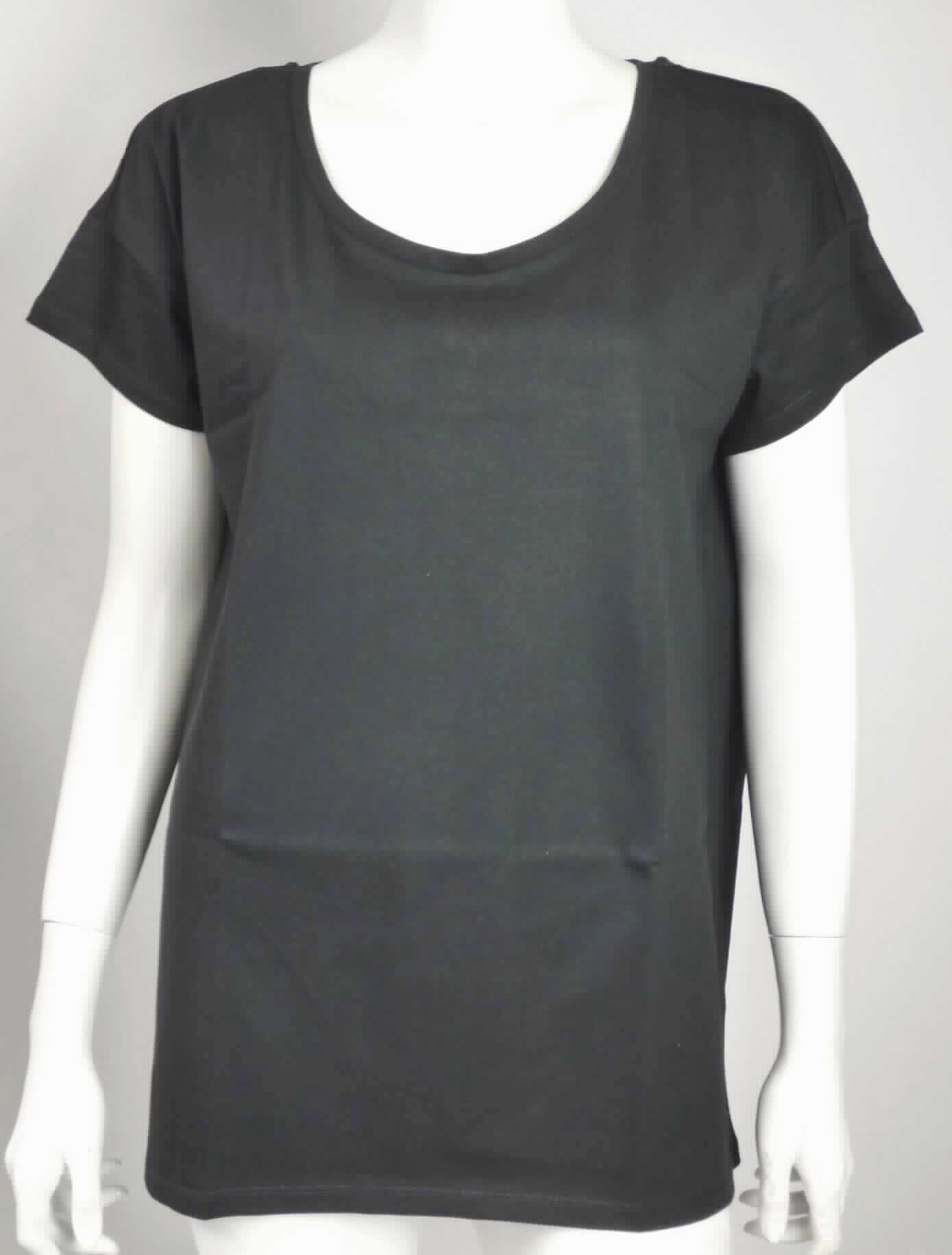 Modisches Unterhemd, sog. Oversized T-Shirt Women, Art. 1515/1515M, Größe M, Foto siehe Anlage,
- aus ca. 0,5 mm dicken (leichten), einfarbigen Gewirken aus laut Antrag 100 % Baumwolle,
- über die Taille reichend (Rückenlänge: ca. 67 cm),
- mit einem runden, halsfernen Ausschnitt mit Randeinfassung (somit kein T-Shirt),
- ohne Öffnung und ohne Verschluss,
- mit kurzen Ärmeln, 
- modisch gestaltet; wird unmittelbar auf der Haut getragen,
- am unteren Rand durch Umschlagen und Festnähen gesäumt.

"Unterhemd, aus Gewirken, aus Baumwolle"
