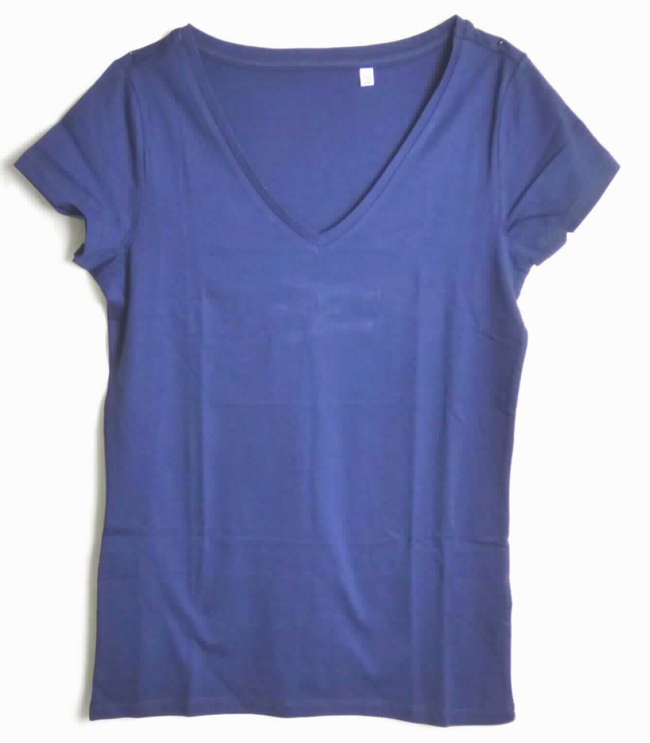 Modisches Unterhemd, sog. V-Neck T-Shirt Women, Art. 1525/1525M, Größe XS, Foto siehe Anlage,
- aus ca. 0,5 mm dicken (leichten), einfarbigen Gewirken aus laut Antrag 100 % Baumwolle,
- über die Taille reichend (Rückenlänge: ca. 61 cm),
- mit einem V-förmigen, halsfernen Ausschnitt mit Randeinfassung (somit kein T-Shirt),
- ohne Öffnung und ohne Verschluss,
- mit kurzen Ärmeln,
- modisch gestaltet; wird unmittelbar auf der Haut getragen,
- am unteren Rand durch Umschlagen und Festnähen gesäumt.

"Unterhemd, aus Gewirken, aus Baumwolle"