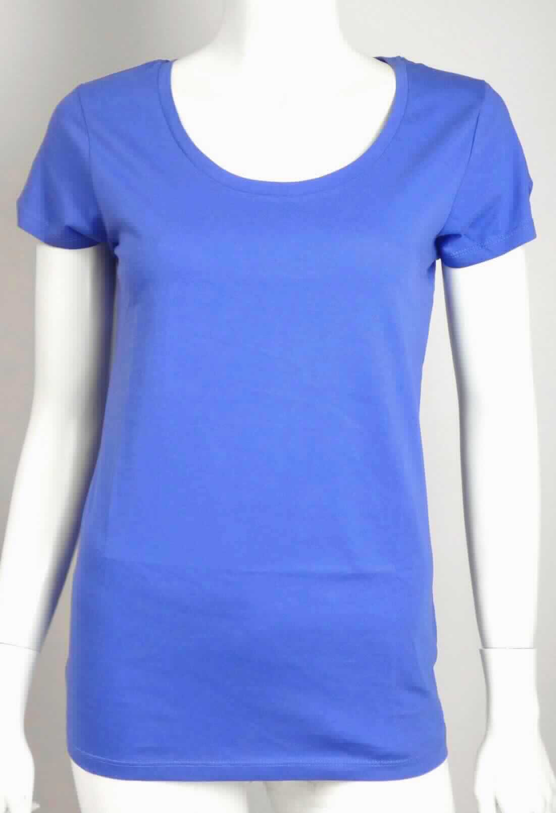 Modisches Unterhemd, sog. Deep Scoop T-Shirt Women, Art. 1545/1545M, Größe S, Foto siehe Anlage,
- aus ca. 0,5 mm dicken (leichten), einfarbigen Gewirken aus laut Antrag 100 % Baumwolle,
- über die Taille reichend (Rückenlänge: ca. 64 cm), 
- mit einem runden, halsfernen Ausschnitt mit Randeinfassung (somit kein T-Shirt),
- ohne Öffnung und ohne Verschluss,
- mit kurzen Ärmeln,
- modisch gestaltet; wird unmittelbar auf der Haut getragen,
- am unteren Rand durch Umschlagen und Festnähen gesäumt.

"Unterhemd, aus Gewirken, aus Baumwolle"