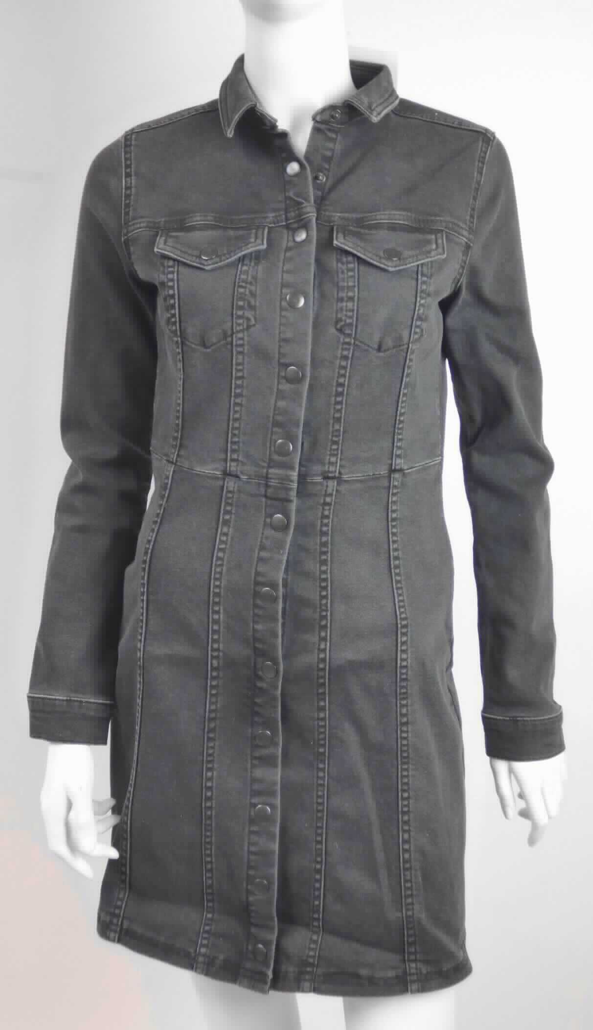 Kleid, Style 778305356, Größe S, Foto siehe Anlage,
- aus ca. 0,8 mm dicken, einfarbigen Geweben aus laut Antrag 71 % Baumwolle, 24 % Polyester und 2 % Elasthan
  (beides synthetische Chemiefasern) sowie 3 % Viskose (künstliche Chemiefasern), 
- über den halben Oberschenkel reichend (Rückenlänge: ca. 86 cm), 
- mit einem Umlegekragen,
- vorn mit einer durchgehenden Öffnung mit Druckknopfverschluss von rechts über links, der letzte Knopf befindet
  sich ca. 3 cm vom unteren Rand entfernt (somit schrittbedeckend),
- mit langen Ärmeln; an den Ärmelenden mit manschettenartigen Abschlüssen mit Druckknopfverschluss,
- mit zwei eingesetzten Brusttaschen mit Patte und Druckknopfverschluss,
- am unteren Rand durch Umschlagen und Festnähen gesäumt,
- kann aufgrund der Länge ohne ein weiteres, den Unterkörper bedeckendes Kleidungsstück getragen werden,
- wird im Allgemeinen nicht über jeder anderen Kleidung und zum Schutz gegen das Wetter getragen, somit kein 
  Mantel.

"Kleid, aus Geweben, für Frauen, aus Baumwolle, nicht nach dem Batik-Verfahren handbedruckt"