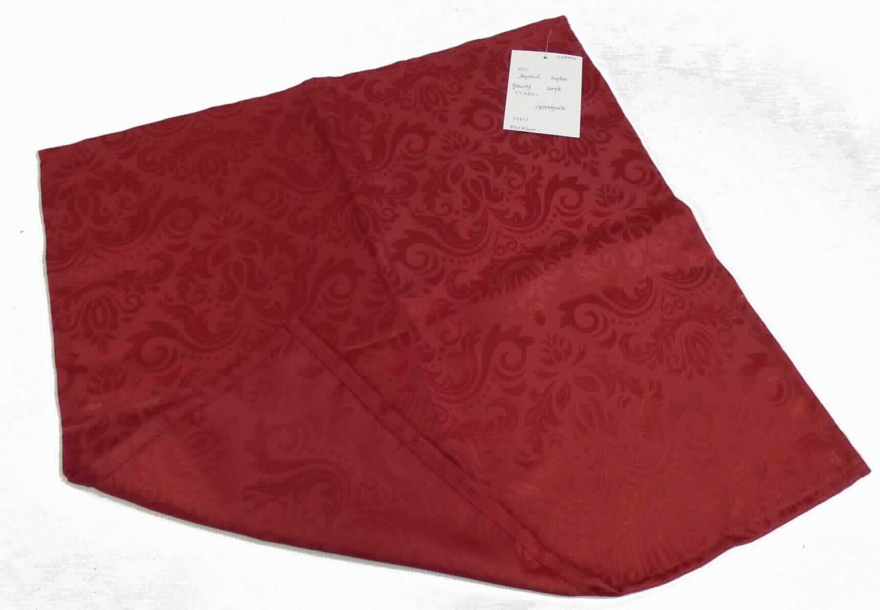 Tischwäsche, sog. Serviette Jacquard, Foto siehe Anlage,
- quadratisch; laut Antrag in den Abmessungen von 43 cm x 43 cm,
- aus einem ca. 0,6 mm dicken, einfarbigen Jacquardgewebe aus lt. Antrag 100 % Polyester (synthetische 
  Chemiefasern),
- an allen Rändern durch Umschlagen und Festnähen gesäumt (somit konfektioniert),
- wird üblicherweise gewaschen; kennzeichnet sich nach Material, Ausstattung und Verwendungszweck als
  Tischwäsche.

"Tischwäsche, aus Spinnstoffen, aus Geweben, aus Chemiefasern"