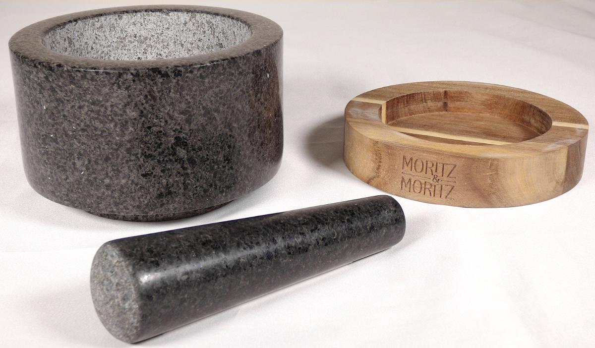 Angaben:
Mörser (Ø 14,5 cm) und Stößel aus Granit mit Holzsockel (Eiche); Gewicht: 3,1 kg; in einer Originalverpackung verpackt.

Warenbeschaffenheit:
Zylinderförmiger Mörser aus schwarzem Granit mit abnehmbarem Holzuntersetzer (Ø ca. 14 cm, H ca. 10 cm) und Stößel aus schwarzem Granit (Länge ca. 15 cm), in einem Originalkarton verpackt.

Befund:
Bearbeitete Werksteine und Waren daraus, Granit, mit einem Eigengewicht von weniger als 10 kg.
Zusammengesetzte Ware, bei der im Sinne der AV 3 b) die Waren aus Granit im Hinblick auf die Bedeutung für die Verwendung und die Menge bzw. den Umfang als charakterbestimmend angesehen werden.