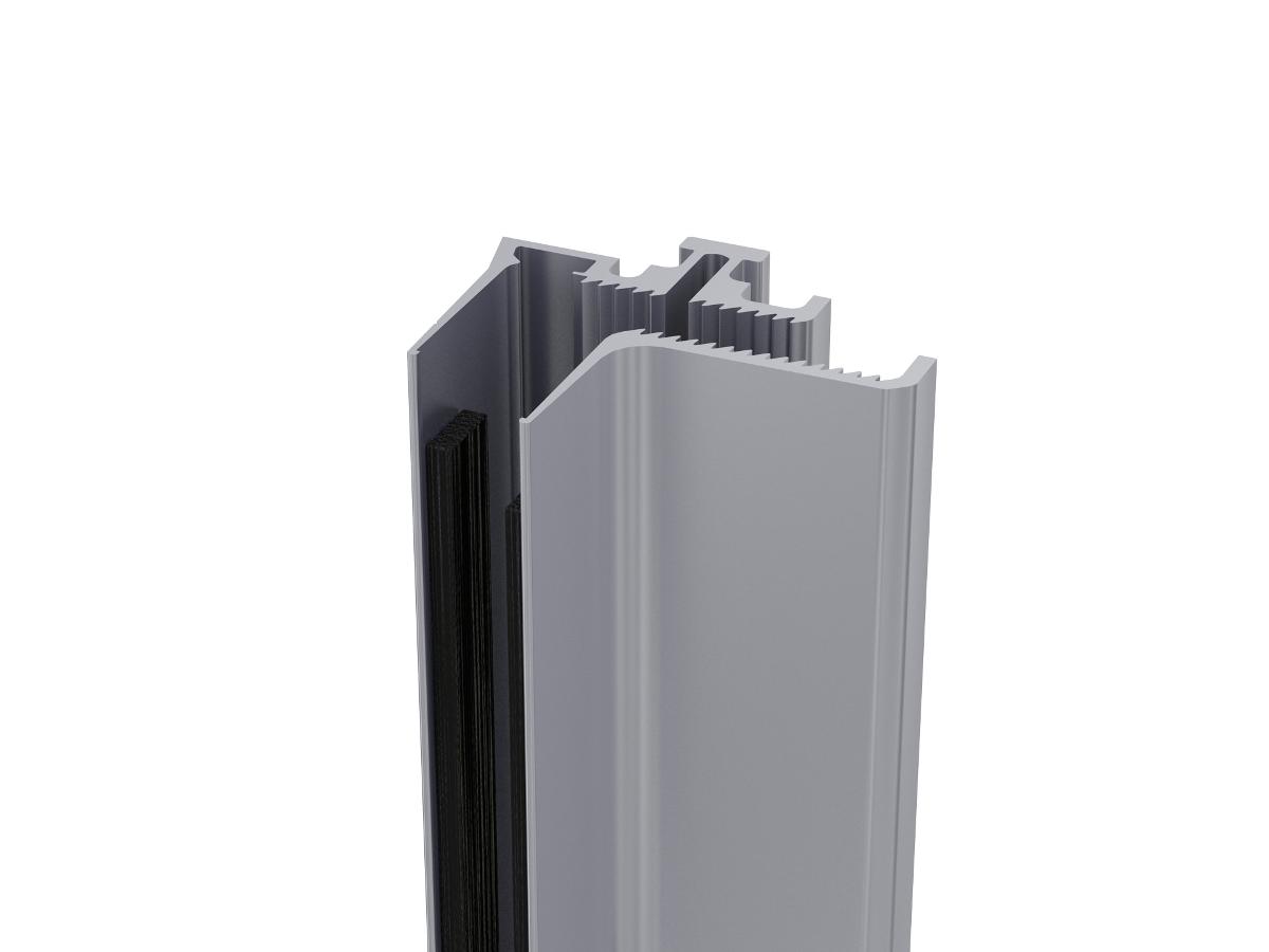 Sogenannte Multianbauleiste aus Aluminium, in Form eines Bausatzes in Aufmachung für den Einzelverkauf:

Es handelt sich um eine Anbauleiste als Bausatz zur Befestigung von Sichtschutzelementen. Die Ware dient der sicheren Befestigung von Sichtschutzelementen, insbesondere aus Materialien wie Glas, HPL oder Keramik an oder zwischen Zaunpfosten. Die Leiste wird senkrecht an die Pfosten montiert und ermöglicht eine stabile Aufnahme der Sichtschutzelemente. Jeder Bausatz  besteht aus: 
- Zweimal einem zweischenkeligen Aluminiumprofil mit bereits vormontierter Gummidichtung sowie einem verschraubten Bolzen an der Unterseite, der ein Abrutschen der eingesetzten Elemente verhindert. 
-  Zusätzlich befinden sich im Bausatz 16 Schrauben sowie zwei Unterlegscheiben und ein kurzer Silikonschlauch zum Schutz der Glasscheibe auf dem Haltebolzen.
Die Anbauleisten ist in einer Länge von rd. 183 cm verfügbar. 
In jedem Set befindet sich die Leiste für die Linke als auch die Rechte Seite der Scheibe bzw. HPL Platte. 

Alle Bauteile eines Bausatzes sind montagefertig vorbereitet, vormontiert und in einer gemeinsamen Umverpackung enthalten. Eine Nachbearbeitung wie Kürzen der Profile oder Bohren zusätzlicher Löcher ist nicht erforderlich. 
Die Aluminiumkomponenten (insbesondere Profil und Bolzen) sind charakterbestimmend. 

- Antragstellerangaben -

Derartige Erzeugnisse sind als "Konstruktionsteile aus Aluminium - Waren, die sich in einem verpackten Bausatz befinden, der die für das Zusammensetzen eines Fertigerzeugnisses erforderlichen Teile enthält, wobei für diese Teile keine weitere Endbearbeitung oder Fertigung erforderlich ist ("Bausatz aus Fertigerzeugnissen") dem TARIC-Code 7610 9090 92 zuzuweisen.