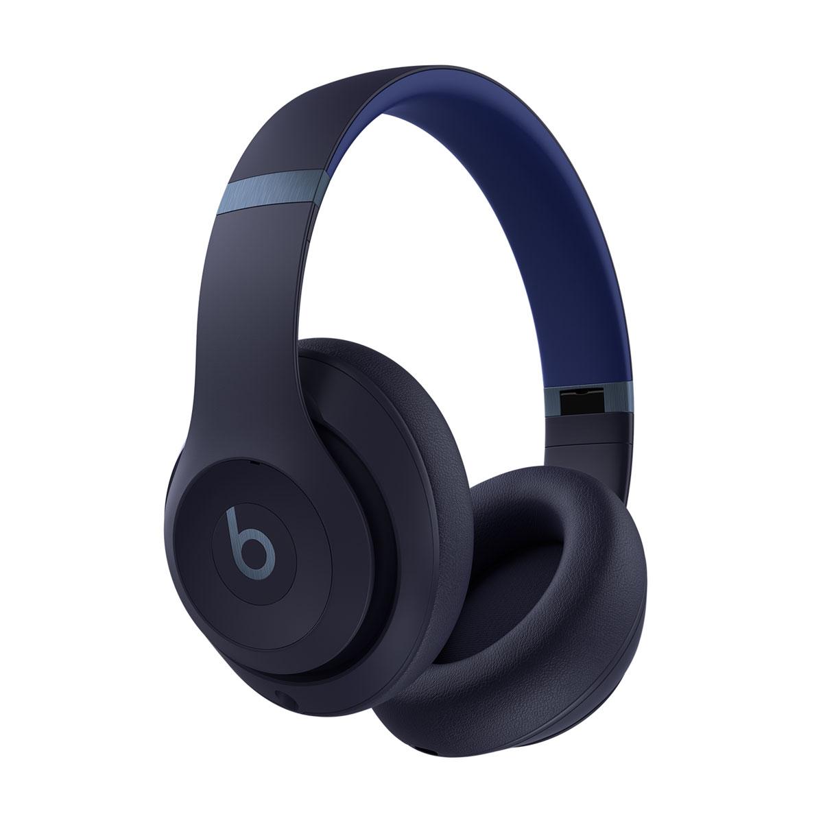 Bluetooth-Kopfhörer (Abbildung s. Anlage),
- aus zwei Miniaturlautsprechern im Gehäuse mit Ohrpolstern, über einen gemeinsamen 
  Kopfbügel verbunden, mit Bluetooth-Funkmodul, Akkumulator, USB-Ladeanschluss,
  Mikrofonen, Statusanzeigen und Bedienelementen (u. a. für Rufannahme
  und Beendigung nicht aber für die Wiederwahl der letzten Nummer),
- zum Umwandeln elektrischer Tonfrequenzsignale in Schallwellen und zum Umwandeln
  von Schallwellen in elektrische Tonfrequenzsignale - kennzeichnende Haupttätigkeit -
  sowie zum Senden und Empfangen von Signalen im Bluetooth-Standard,
- zusammen mit Beipack (Tragetasche, Kurzanleitung, USB-Kabel, Audiokabel) in
  einer gemeinsamen Verkaufsverpackung.
Der Kopfhörer mit Mikrofon bestimmt den Charakter des Ganzen.

"Kopfhörer mit Mikrofon kombiniert (Kombination aus Kopfhörer mit Mikrofon
- kennzeichnende Haupttätigkeit - und Apparat für die Kommunikation in einem drahtlosen
Netzwerk), in Warenzusammenstellung in Aufmachung für den Einzelverkauf mit nicht
charakterbestimmendem Beipack"