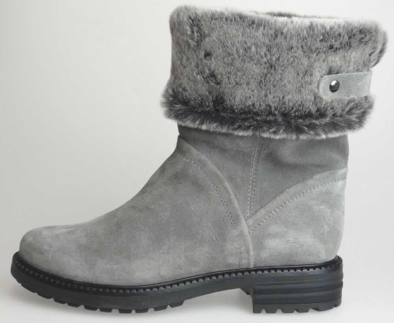 Stiefel (lt. Antrag: "Straßenschuhe für Frauen", Größe 37, Foto siehe Anlage)
- mit Laufsohlen aus (lt. Antrag) Kunststoff; ohne Hauptsohle aus Holz,
- mit Oberteil aus Leder; das Oberteil ist an der Einschlupföffnung umgeschlagen,
- mit einem Lederriemen verziert,
- ohne Metallschutz in der Vorderkappe, 
- den Knöchel, jedoch nicht die Wade bedeckend (somit keine Ware der Unterposition 6403 9198),
- mit einer Länge der Innensohle von ca. 24,9 cm,
- für Frauen (u. a. schlanker Schnitt).

"Schuhe mit Laufsohlen aus Kunststoff und Oberteil aus Leder, andere als in den Unterpositionen 6403 1200 bis 
 6403 5999 genannte, den Knöchel, jedoch nicht die Wade bedeckend, andere als in der Unterposition 6403 9105 
 bis 6403 9111 genannte, für Frauen"