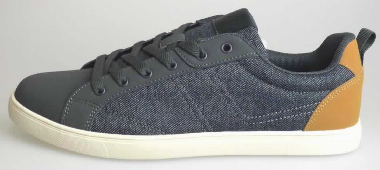 Halbschuhe (lt. Antrag: "Straßenschuhe, unisex", Größe 42, Foto siehe Anlage)
- mit Laufsohlen aus (lt. Antrag) Kunststoff,
- mit Oberteil (geschlossenes Blatt) aus Kunststoff (Spinnstoff mit einer mit bloßem Auge wahrnehmbaren 
  Außenschicht aus Kunststoff; den größten Teil der Außenfläche bildend) und Spinnstoff,
- mit Schnürsenkelverschluss,
- nicht den Knöchel bedeckend,
- ohne Metallschutz in der Vorderkappe,
- mit einer Länge der Innensohle von ca. 28,5  cm,
- als Männerschuh erkennbar, damit keine Ware der Unterposition 6402 9993.

"Schuhe, andere als in der Position 6401 genannte, mit Laufsohlen und Oberteil aus Kunststoff, andere als 
 in den Unterpositionen 6402 1210 bis 6402 9991 genannte, für Männer"