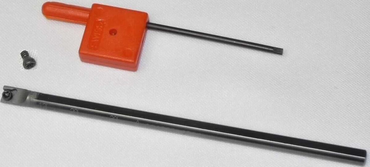 Es handelt sich um einen sog. Bohrstangengrundkörper in Form einer zusammengesetzten Ware, bestehend aus einem massiven, annähernd zylindrischen Schaft aus Cermet (Wolframcarbid und Cobalt), der an einem Ende abgeflacht und mit einer Befestigungsvorrichtung aus Stahl, zur Aufnahme einer Halterung (nicht Gegenstand der vZTA) für eine Wendeschneidplatte ausgestattet ist. 
Cermet herrscht gewichtsmäßig gegenüber Stahl vor.
Das Erzeugnis ist gemeinsam mit einer Schraube aus Stahl und einem Schraubendreher in einem bedruckten Karton für den Einzelverkauf aufgemacht.
- Antragstellerangaben -

Abbildung siehe Anlage.

Derartige Erzeugnisse gehören als "andere Waren aus Cermets" zum TARIC-Code 8113 0090 90.