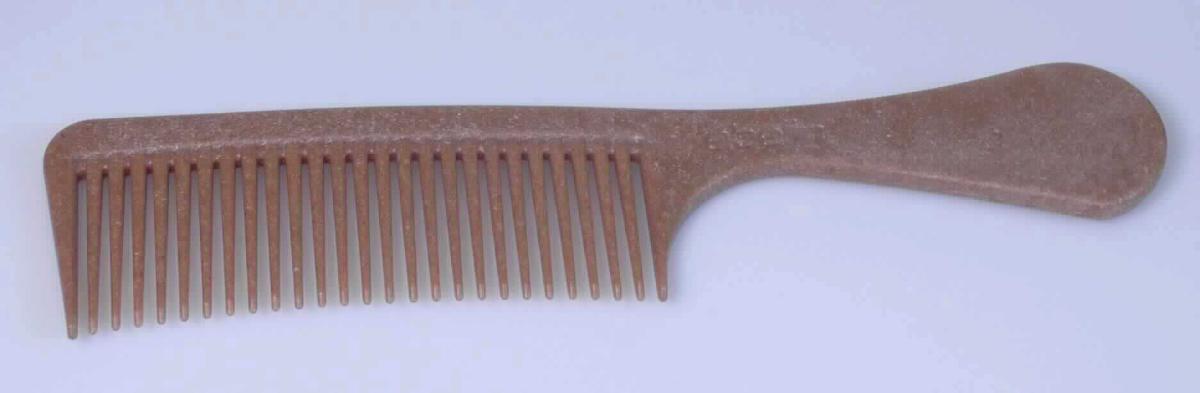 Es handelt sich um einen insgesamt ca. 21 cm langen Kamm mit Griff (Griffkamm LAN 20068) und ergonomischer Form sowie einer Zahnung, deren Zinken sich in ihrer Länge leicht unterscheiden und sich so der Kopfform anpassen.

Das aus Kunststoff (charakterbestimmendes Material aufgrund des Umfangs gemäß Antragsangabe) und Holzfasern bestehende Erzeugnis dient dem Frisieren der Haare. 

Die Ware ist als "Frisierkamm aus Kunststoff" einzureihen.