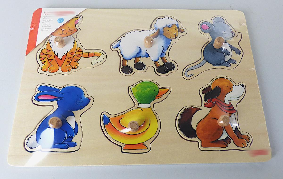 Bei dem vorliegenden und als "Artikel 57929 - Hintergrundbildpuzzle Mutter und Kind" bezeichneten Warenmuster handelt es sich um ein Steckpuzzle, bestehend aus einer etwa 29,5 x 21 cm großen Holzplatte mit sechs Aussparungen und sechs herausnehmbaren stilisierten Tierfiguren (ohne Hinweis auf Fertigung in Handarbeit).
In den Aussparungen befinden sich aufgedruckte Tiermotive, die im Motiv zu den einzelnen Puzzleteilen passen. Die Puzzleteile verfügen jeweils über einen kleinen Holzgriff an der Oberseite und sollen in die entsprechende Vertiefung gelegt werden.
Die Ware dient der spielerischen Unterhaltung von Kindern und ist in einer Klarsichtfolie verpackt. 

Das Erzeugnis wird zolltarifrechtlich als "Puzzle, aus Holz, nicht handgearbeitet" eingereiht.