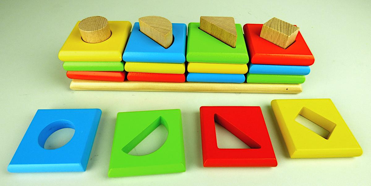 Bei dem vorliegenden, als " Artikel WM 034 - Sortierspiel Farben und Formen" bezeichneten Warenmuster handelt sich um ein Puzzle in Form eines Steckspiels, bestehend aus
- einer rechteckigen Grundplatte aus Holz (24,0 x 6,5 cm), auf der vier etwa 5 cm hohe Holzstäbe
  mit der Form eines Rechtecks, Dreiecks, Halbkreises bzw. eines Kreises senkrecht befestigt sind
- sowie insgesamt 16 farbigen Sortiersteinen (ca. 6 x 6 x 1,3 cm groß, jeweils vier in den Farben
  rot, grün, gelb und blau), die alternativ ebenfalls über Aussparungen in Form eines Rechtecks,
  Dreiecks, Halbkreises und Kreises verfügen
- die Sortiersteine sollen auf die entsprechenden Stäbe gesteckt werden
- ohne Hinweise auf Handarbeit
- zur spielerischen Unterhaltung von Kindern.

Die Ware ist in einem bunt bedruckten Pappkarton für den Einzelverkauf aufgemacht.

Derartige Erzeugnisse werden als "Puzzle, aus Holz, nicht handgearbeitet" eingereiht.
