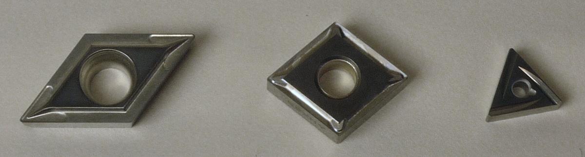"Wendeschneidplatten"

- nicht gefasste, unterschiedlich geformte (z. B. dreieckig, quadratisch oder
  rautenförmig, auch mittig gelocht) und zum Teil mit einem dünnen Coating
  versehene Schneidplatten aus mit Metallen gesinterten Metallcarbiden
  (Cermets auf der Grundlage von Titancarbid oder Titannitrid und Nickel,
  Cobalt und/oder Molybdän als Bindemittel), die zwei oder mehrere
  Schneidkanten aufweisen.

- zur Verwendung als arbeitender Teil in auswechselbaren Werkzeugen für
  die Metallbearbeitung (zum Drehen, Fräsen o. ä.)

(Antragstellerangaben)

Abbildung siehe Anlage.

Derartige Erzeugnisse gehören als "Wendeschneidplatten für Werkzeuge,
nicht gefasst, aus Cermets" zum TARIC-Code 8209 0020 00.