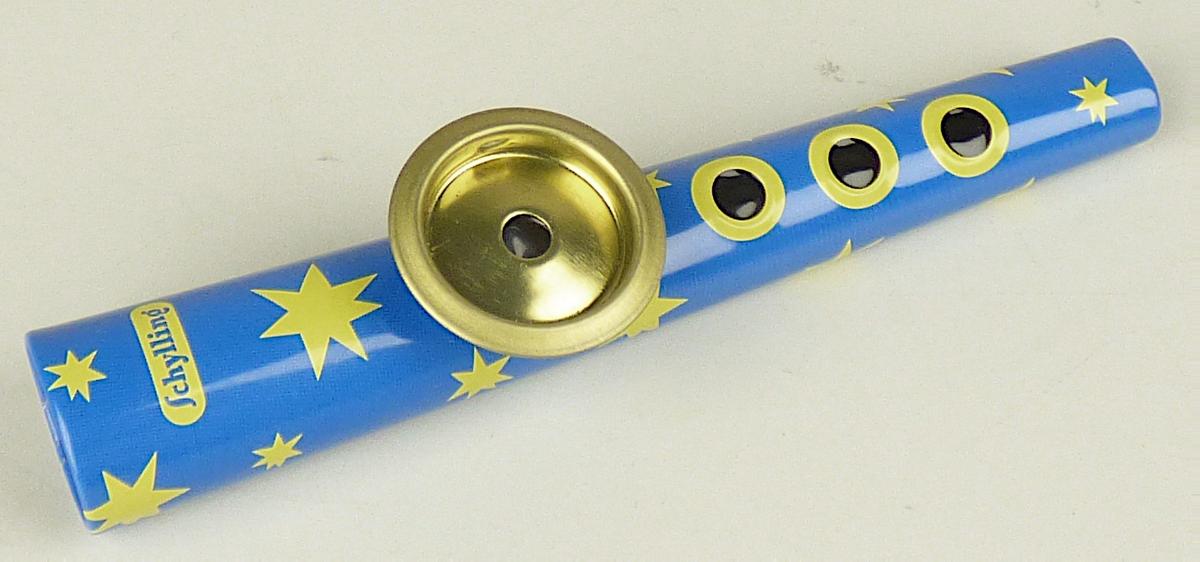 Bei dem sog. Kazoo, Art.-Nr. 14173 handelt es sich um ein ca. 13 cm langes, leicht rechteckiges Metallröhrchen, das zum Ende hin spitz zuläuft und offen ist. Es ist auf der Oberseite mit einem Halter ausgestattet unter dem eine Membran lose aufliegt. Durch Ansprechen, Ansingen oder Hineinsummen wird die Membran zum Schwingen gebracht. Dadurch wird ein quäkender, nasaler Klang erzeugt.

Die in einem Pappkarton mit Sichtfenster verpackte Ware ist als "anderes in diesem Kapitel anderweit nicht erfasstes Musikinstrument, Kazoo" einzureihen.